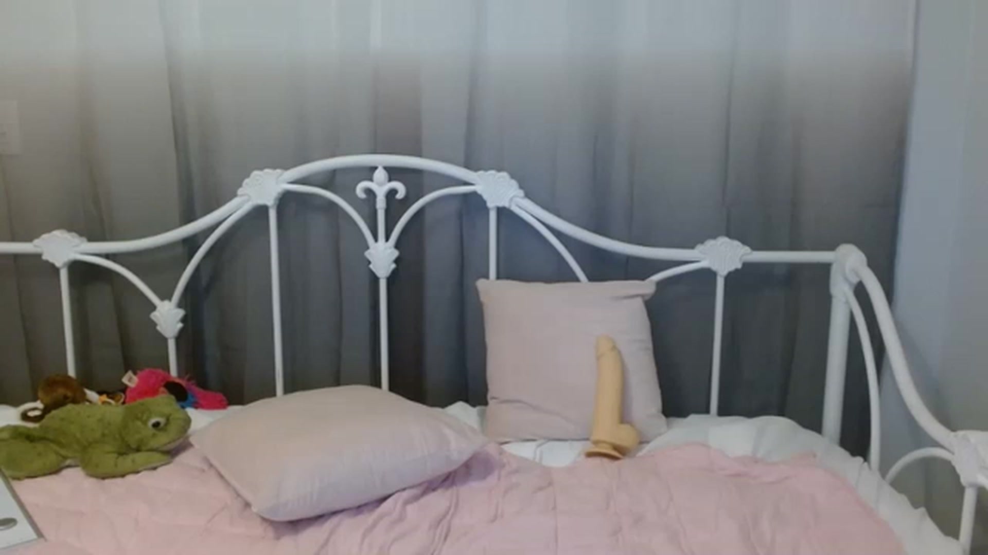 Gallery image thumbnail from DallasOhMy's myfreecams stream on, 12/11/2022, 01:33 image 1 of 20