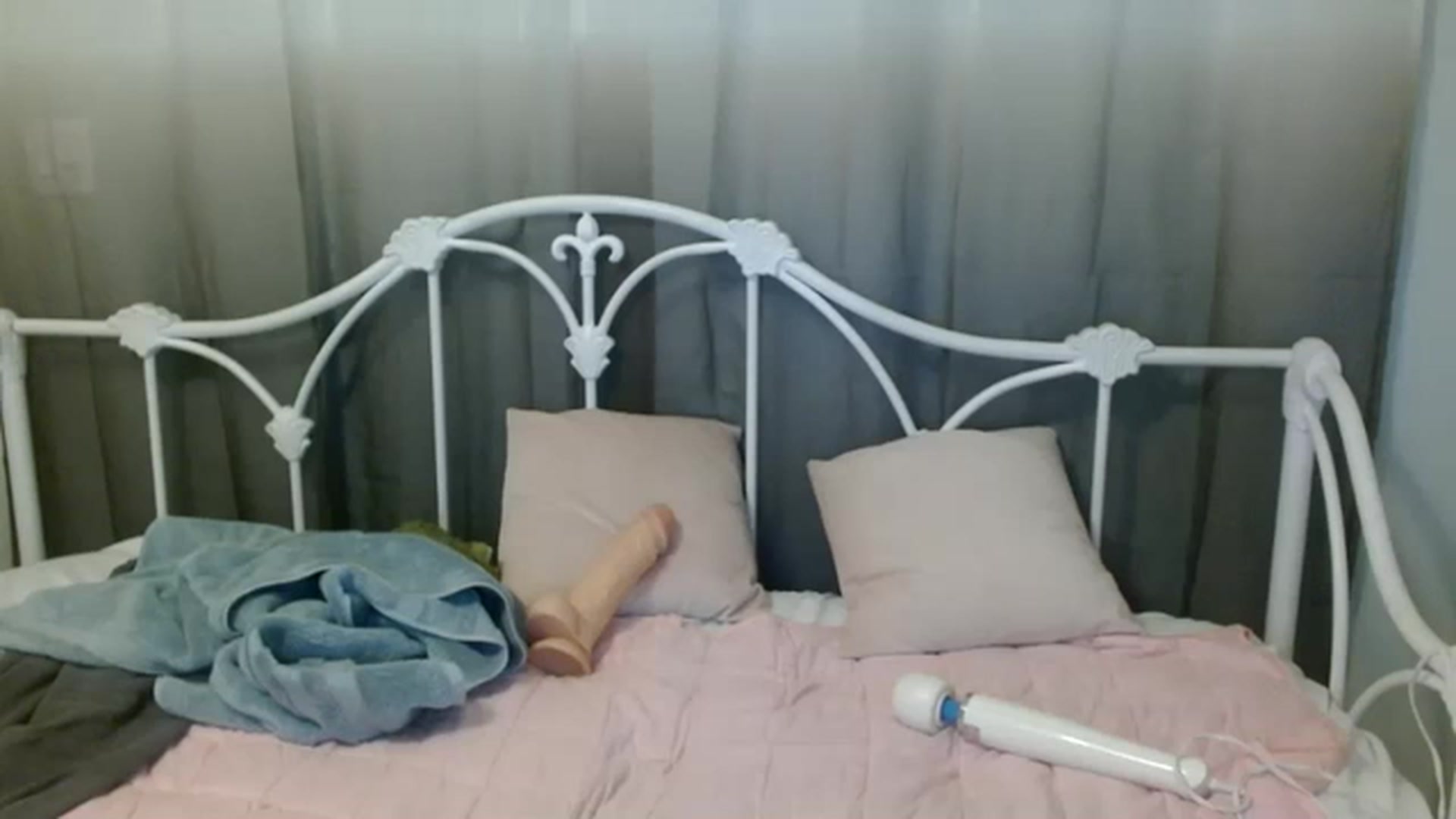 Gallery image thumbnail from DallasOhMy's myfreecams stream on, 12/23/2022, 02:52 image 16 of 20