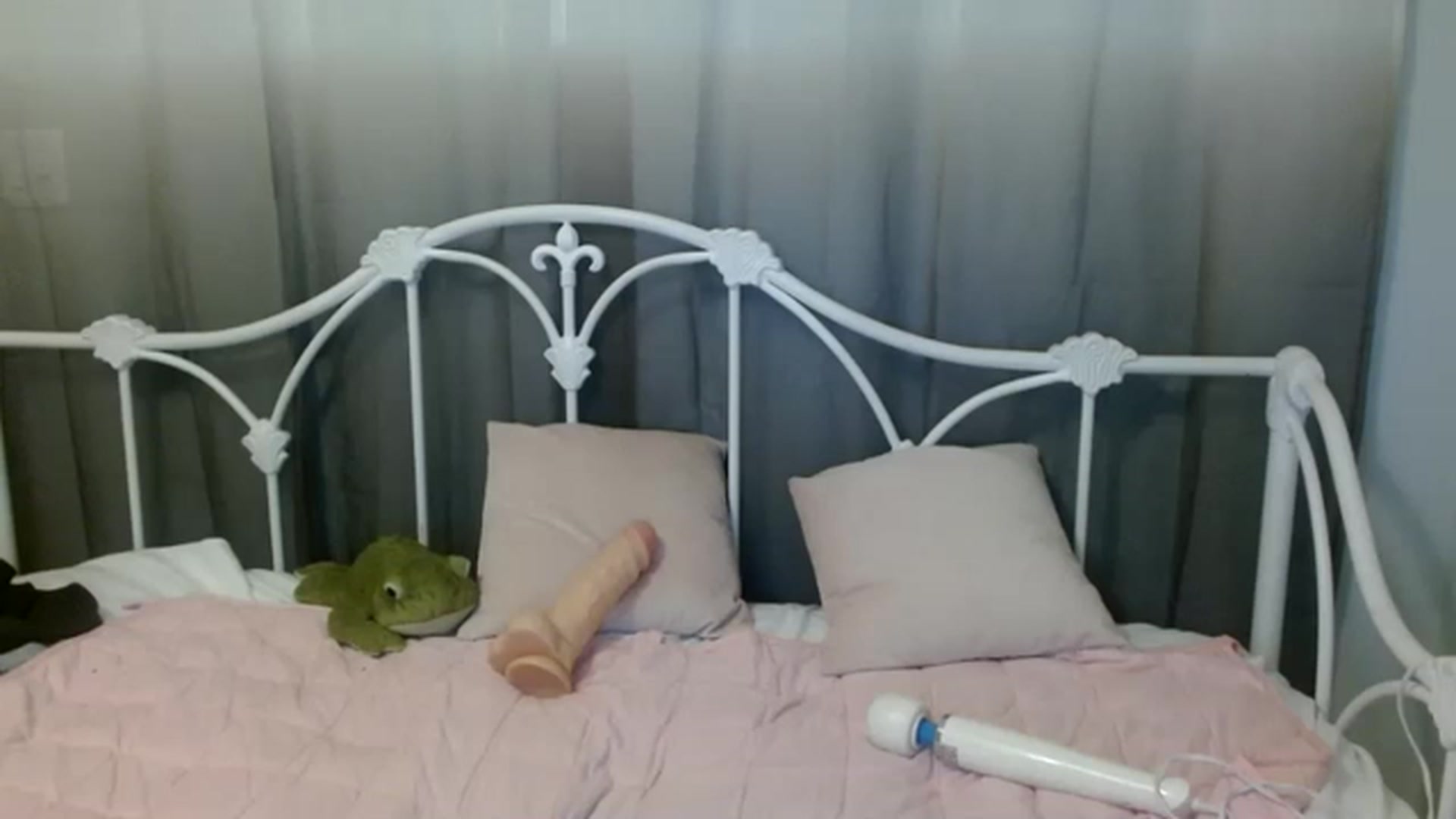 Gallery image thumbnail from DallasOhMy's myfreecams stream on, 12/24/2022, 24:45 image 16 of 20