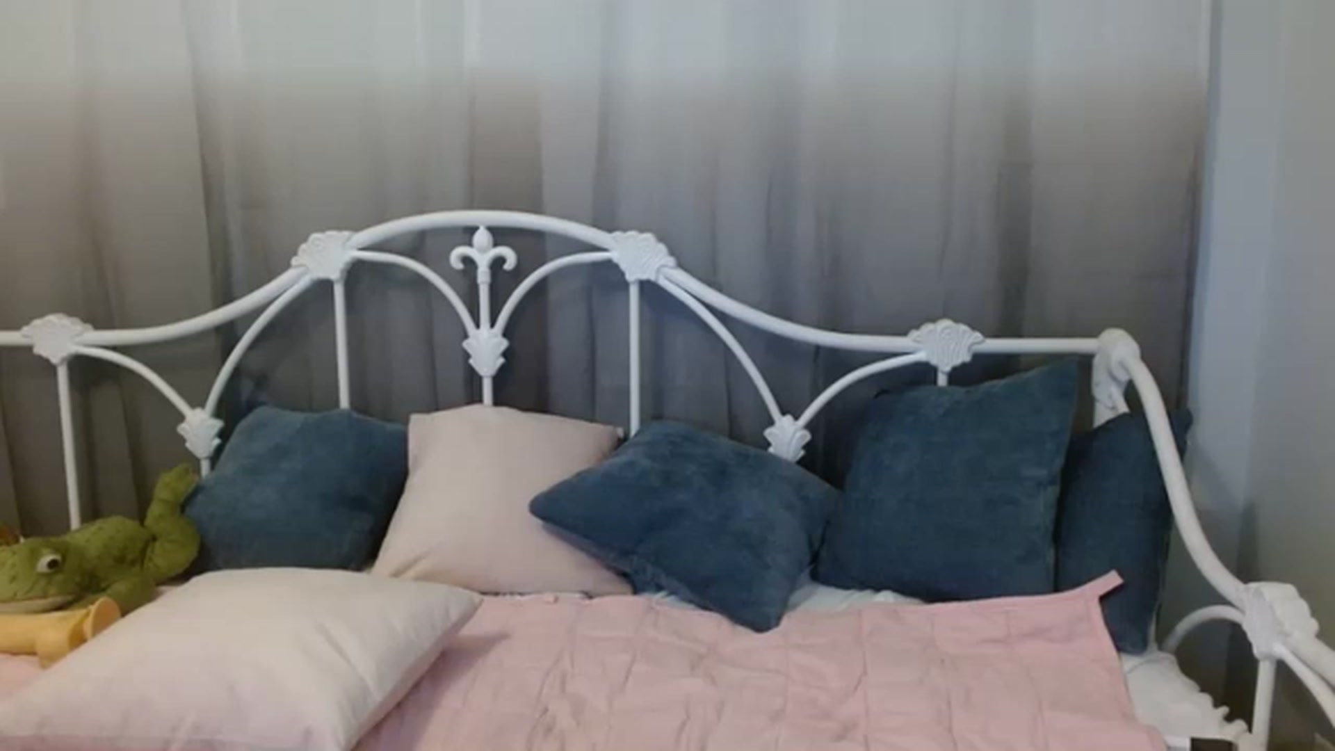 Gallery image thumbnail from DallasOhMy's myfreecams stream on, 03/02/2023, 01:19 image 12 of 20