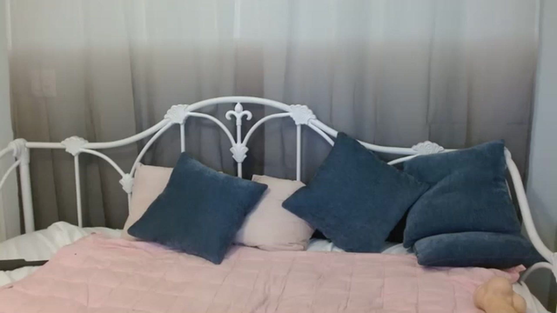 Gallery image thumbnail from DallasOhMy's myfreecams stream on, 03/30/2023, 01:32 image 7 of 20