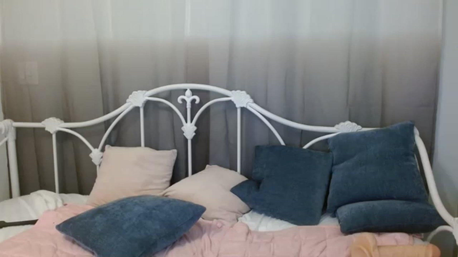 Gallery image thumbnail from DallasOhMy's myfreecams stream on, 03/30/2023, 04:30 image 10 of 20