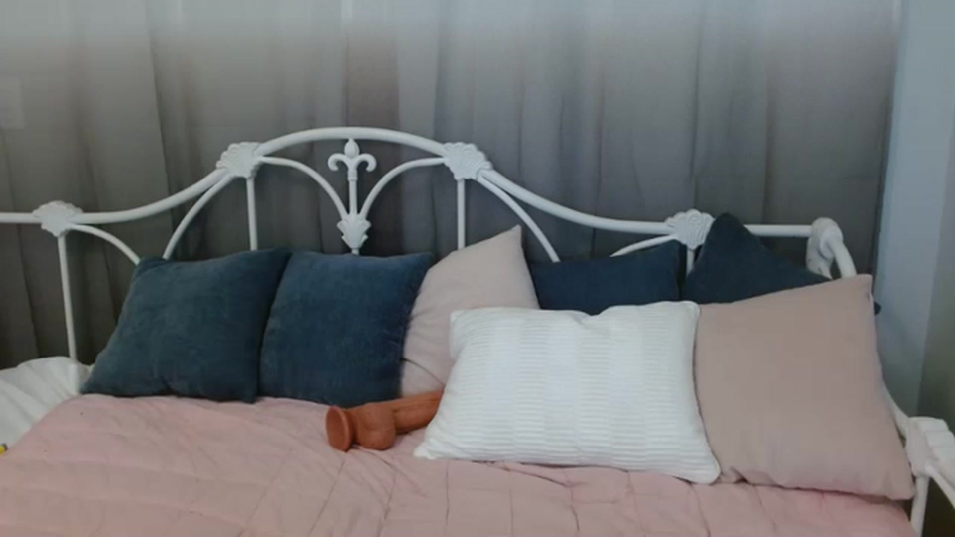 Gallery image thumbnail from DallasOhMy's myfreecams stream on, 04/02/2023, 21:16 image 3 of 20