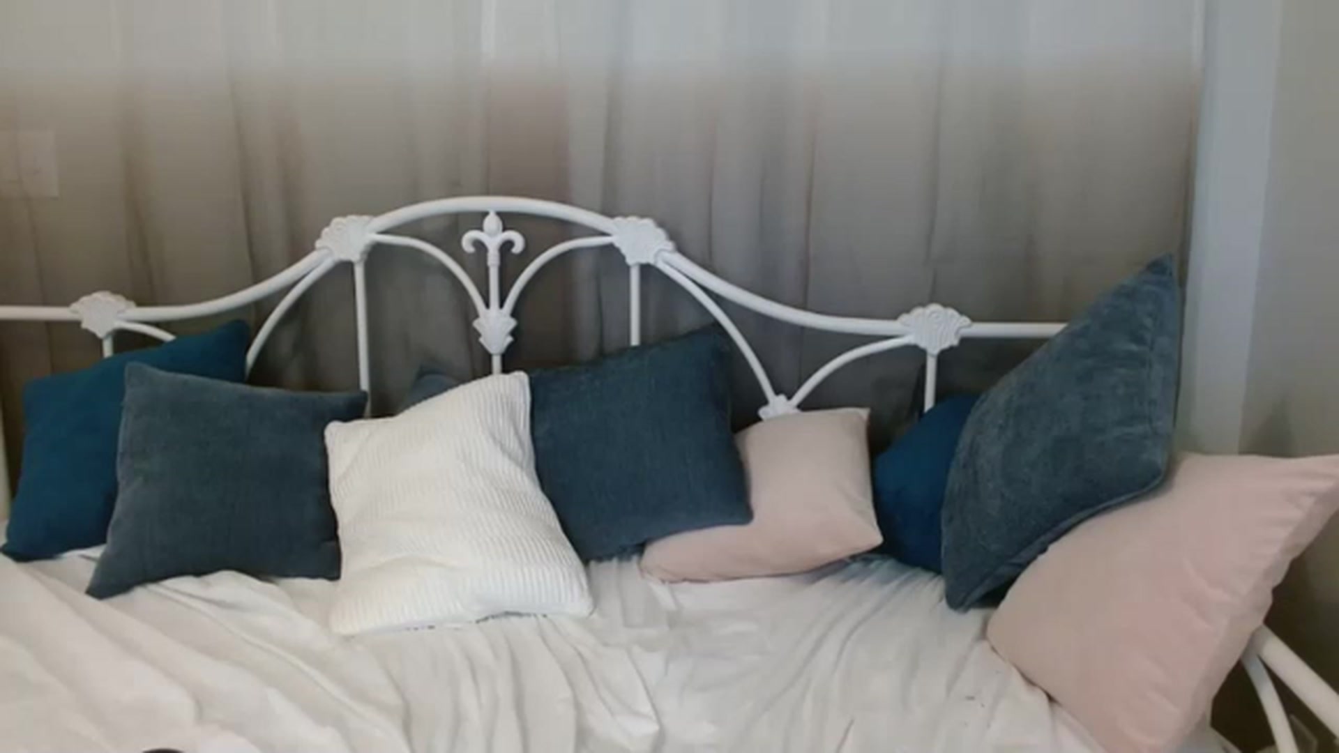 Gallery image thumbnail from DallasOhMy's myfreecams stream on, 04/10/2023, 16:37 image 2 of 20