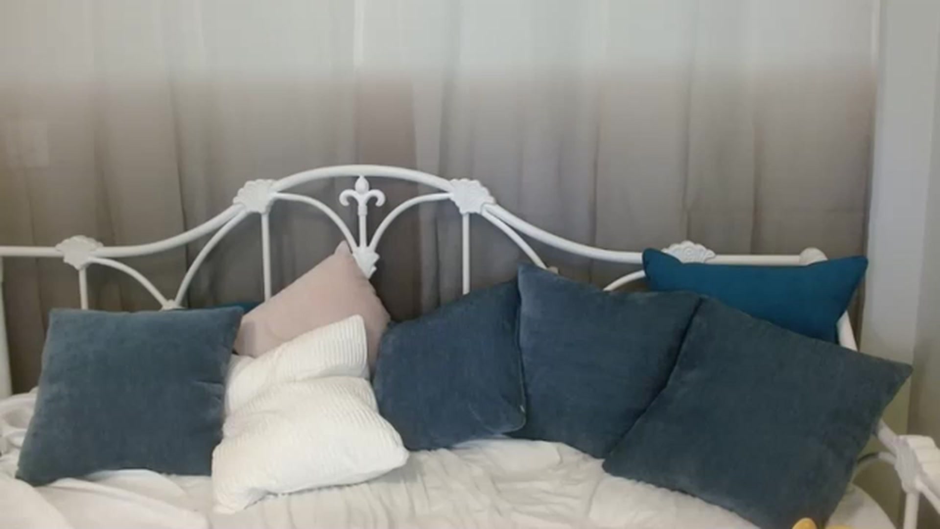 Gallery image thumbnail from DallasOhMy's myfreecams stream on, 04/27/2023, 23:56 image 14 of 20
