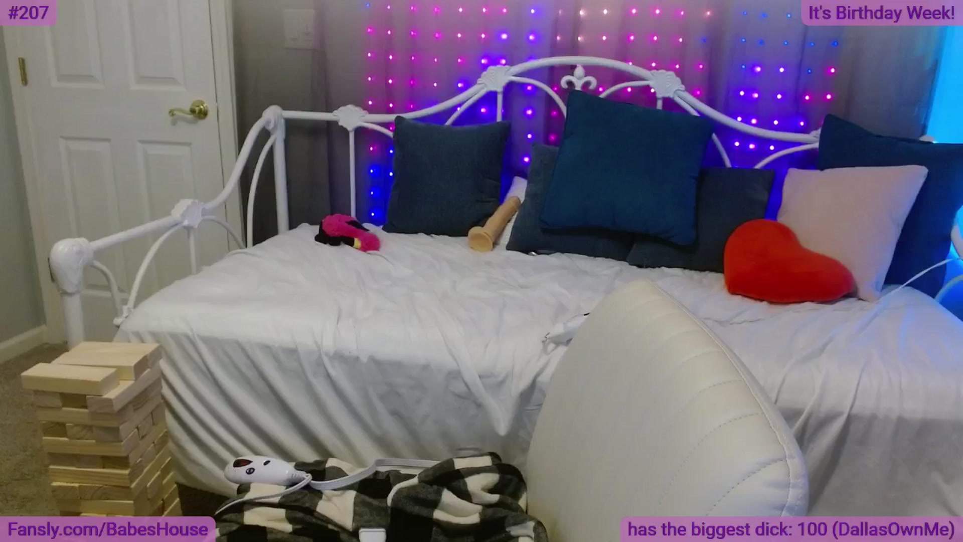 Gallery image thumbnail from DallasOhMy's myfreecams stream on, 05/17/2024, 02:39 image 10 of 20