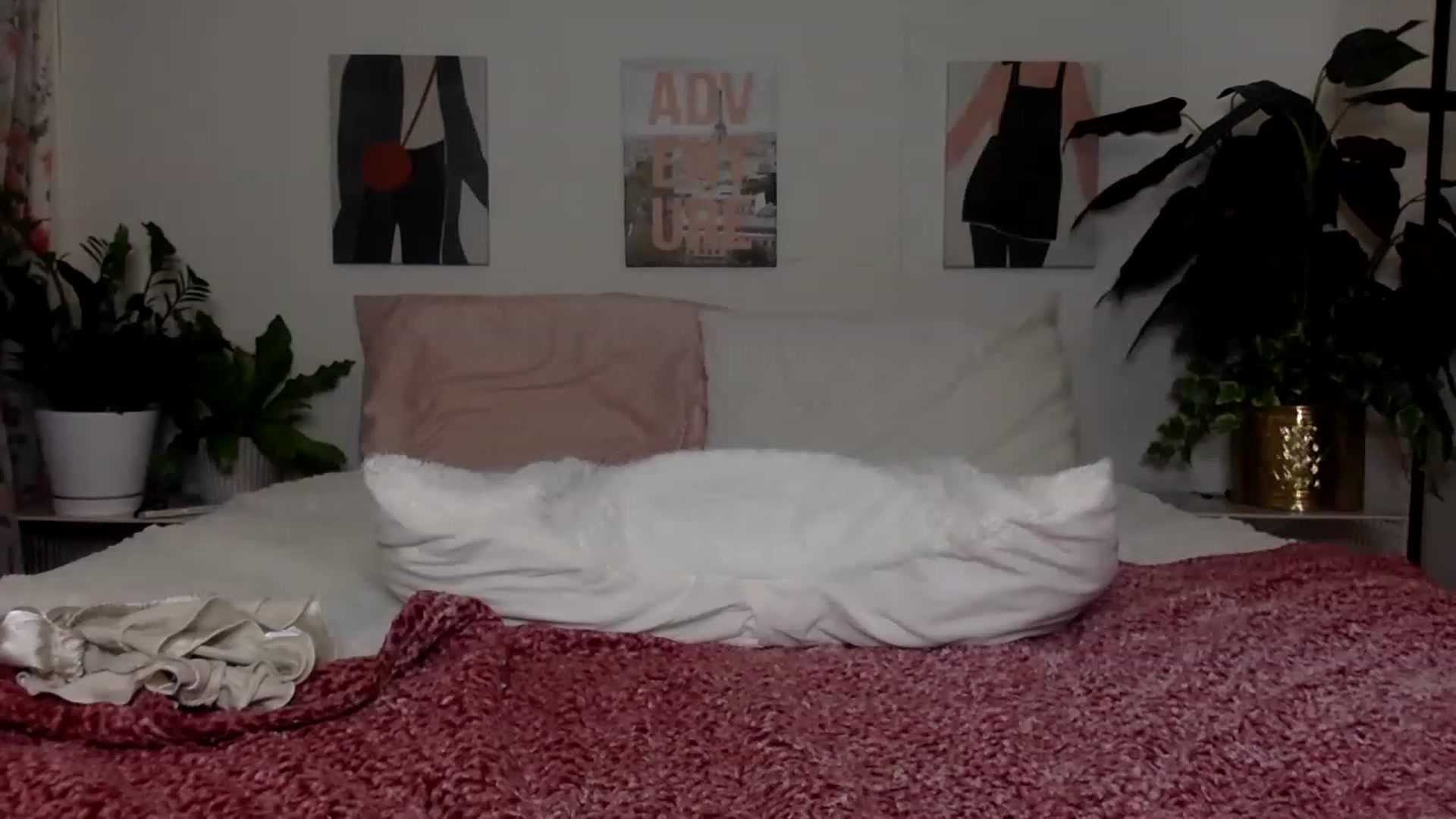 Gallery image thumbnail from Damnitsdesi's myfreecams stream on, 11/18/2022, 01:24 image 16 of 20