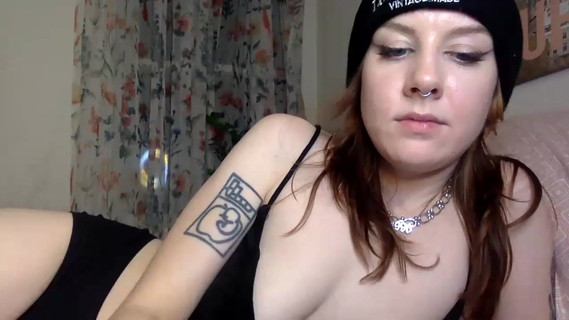 Gallery image thumbnail from Damnitsdesi's myfreecams stream on, 11/27/2022, 24:08 image 6 of 20