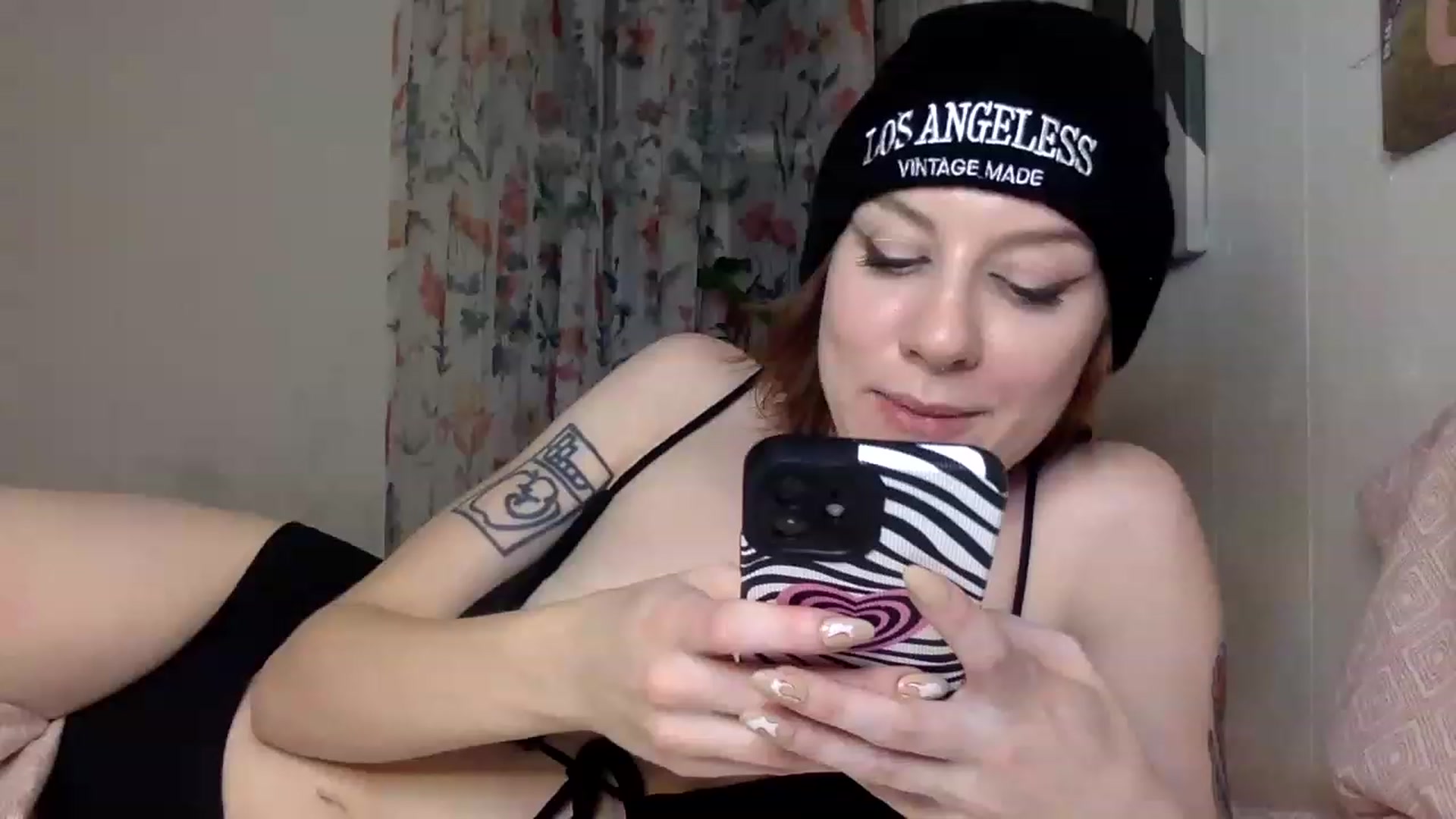 Gallery image thumbnail from Damnitsdesi's myfreecams stream on, 11/27/2022, 24:08 image 20 of 20