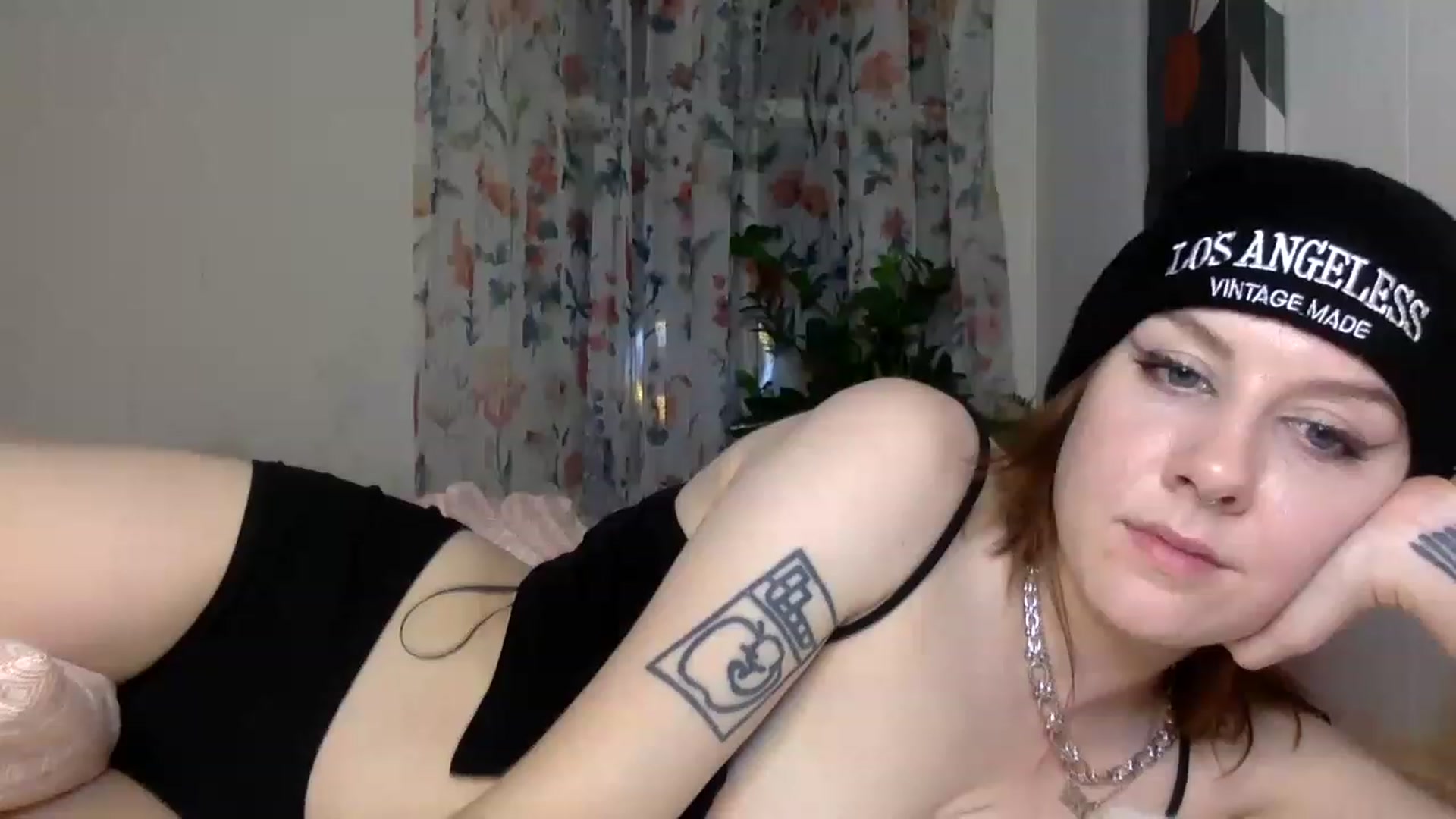 Gallery image thumbnail from Damnitsdesi's myfreecams stream on, 11/27/2022, 24:08 image 16 of 20