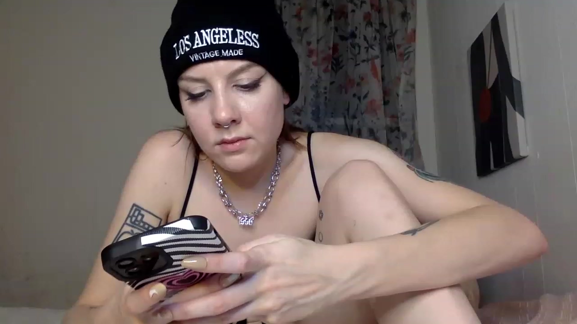 Gallery image thumbnail from Damnitsdesi's myfreecams stream on, 11/27/2022, 10:22 image 15 of 20