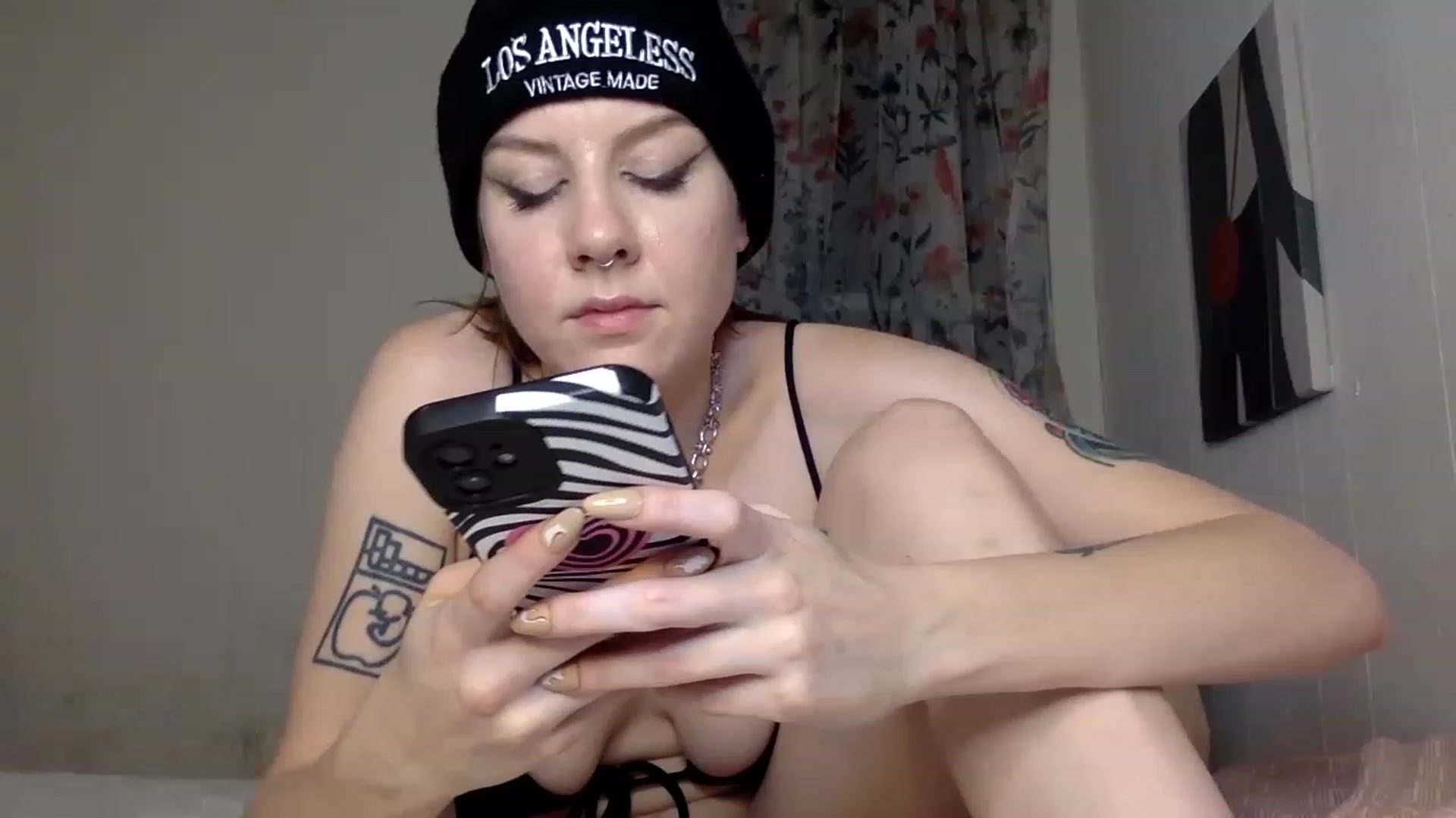 Gallery image thumbnail from Damnitsdesi's myfreecams stream on, 11/27/2022, 10:22 image 13 of 20