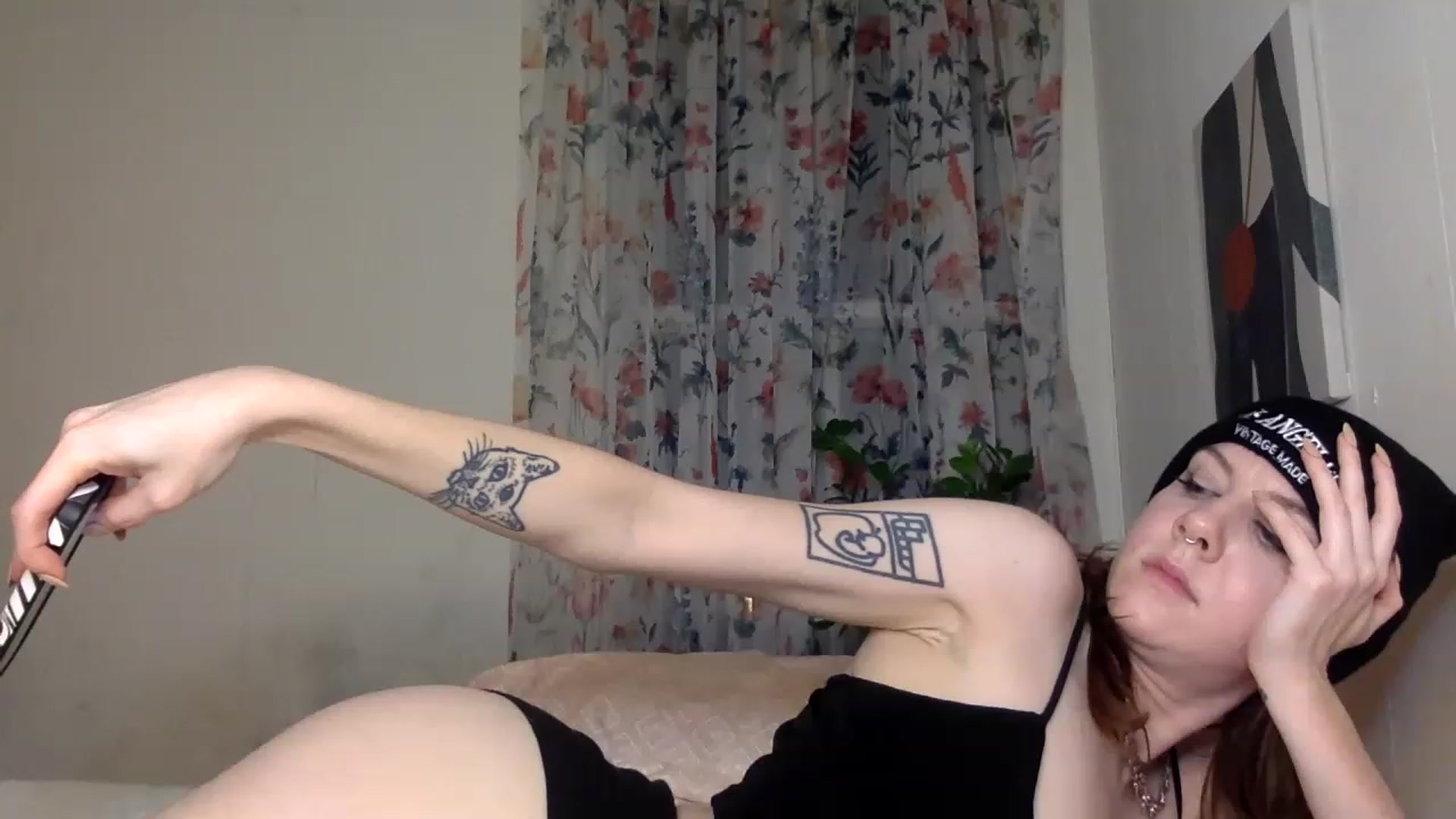 Gallery image thumbnail from Damnitsdesi's myfreecams stream on, 11/27/2022, 10:22 image 16 of 20