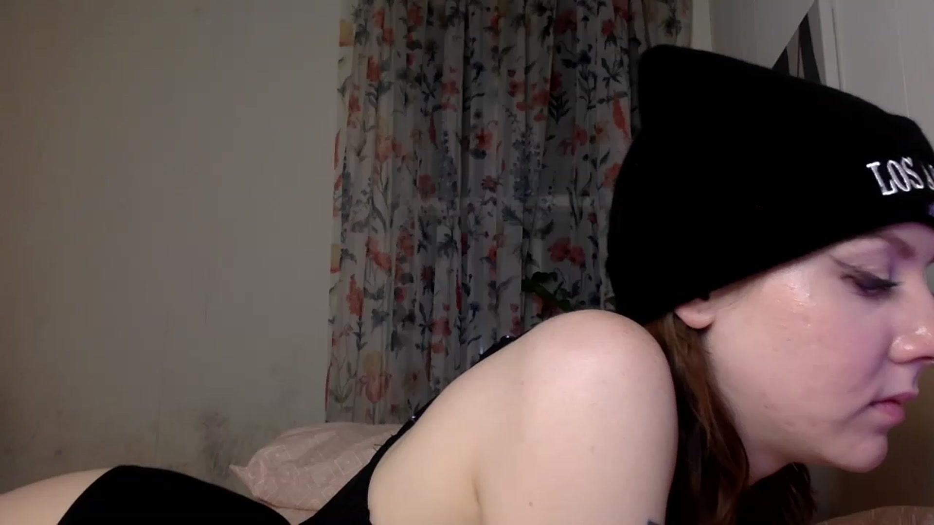 Gallery image thumbnail from Damnitsdesi's myfreecams stream on, 11/27/2022, 10:22 image 18 of 20