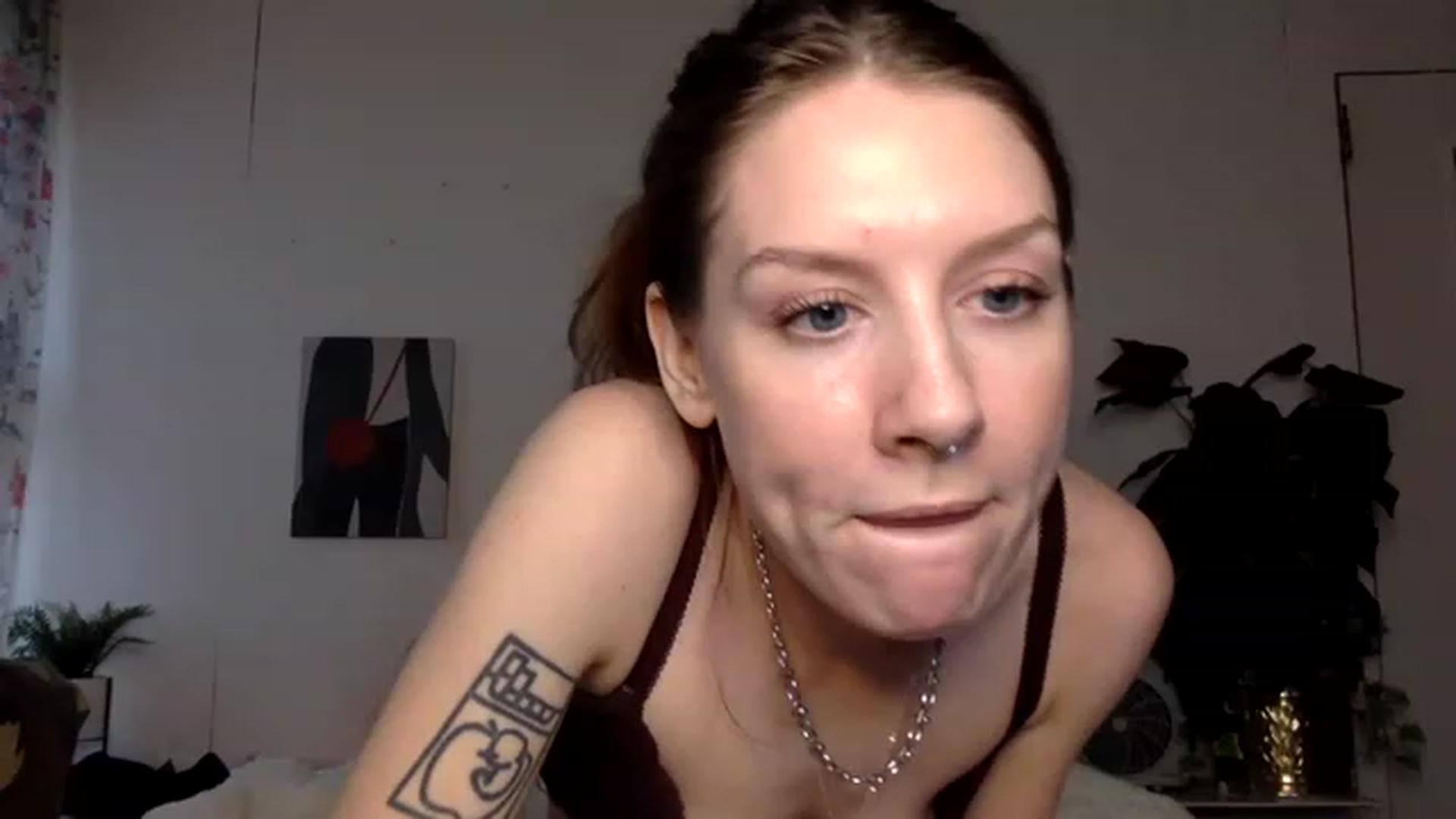 Gallery image thumbnail from Damnitsdesi's myfreecams stream on, 12/30/2022, 19:41 image 15 of 20