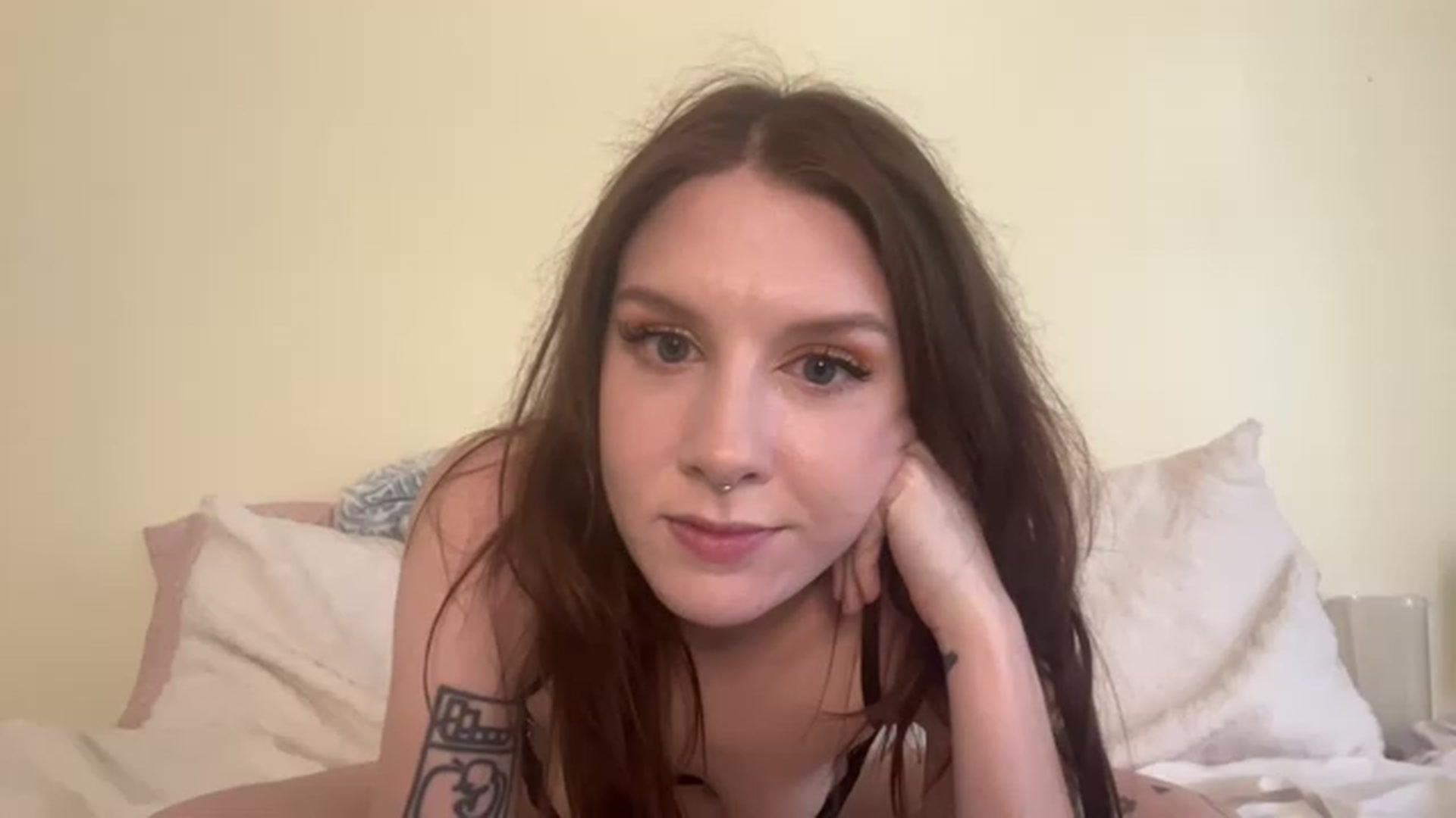 Gallery image thumbnail from Damnitsdesi's myfreecams stream on, 03/27/2023, 18:15 image 19 of 20