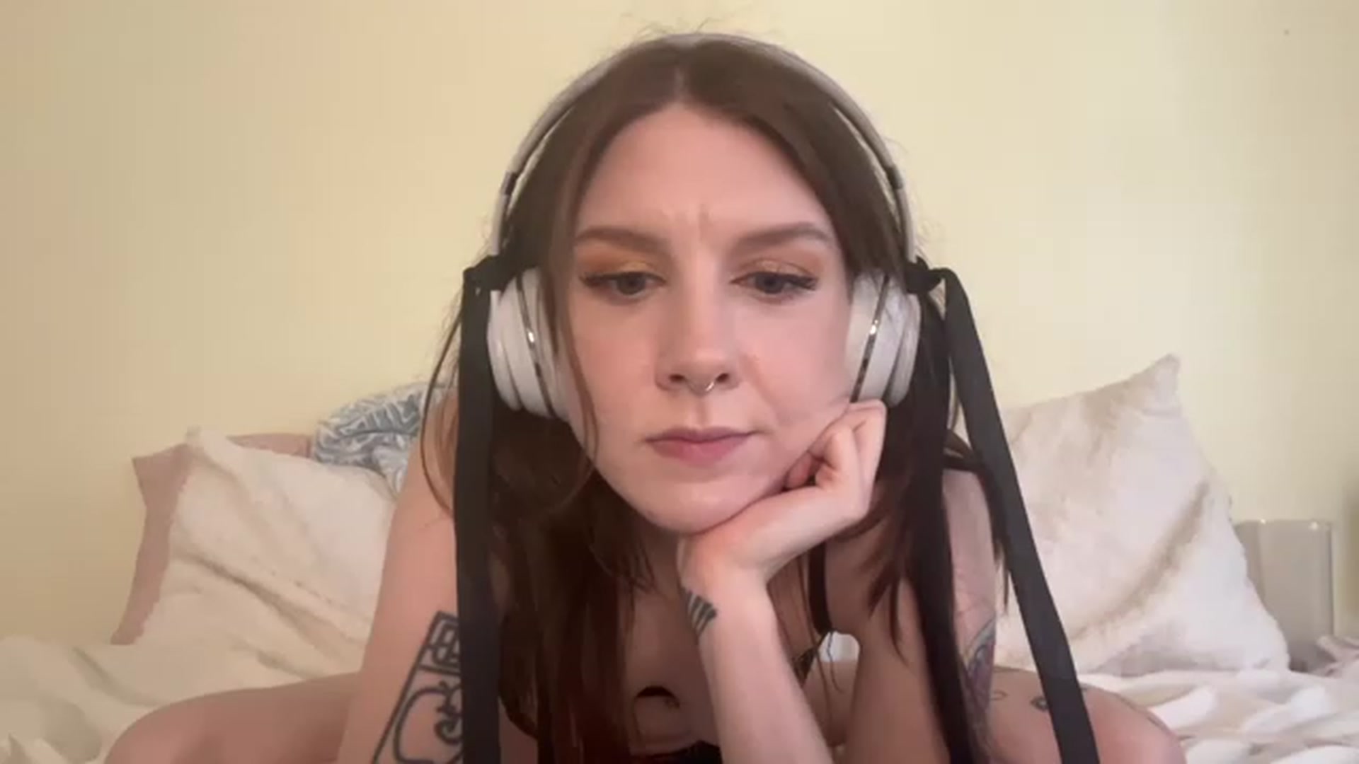 Gallery image thumbnail from Damnitsdesi's myfreecams stream on, 03/27/2023, 18:15 image 15 of 20