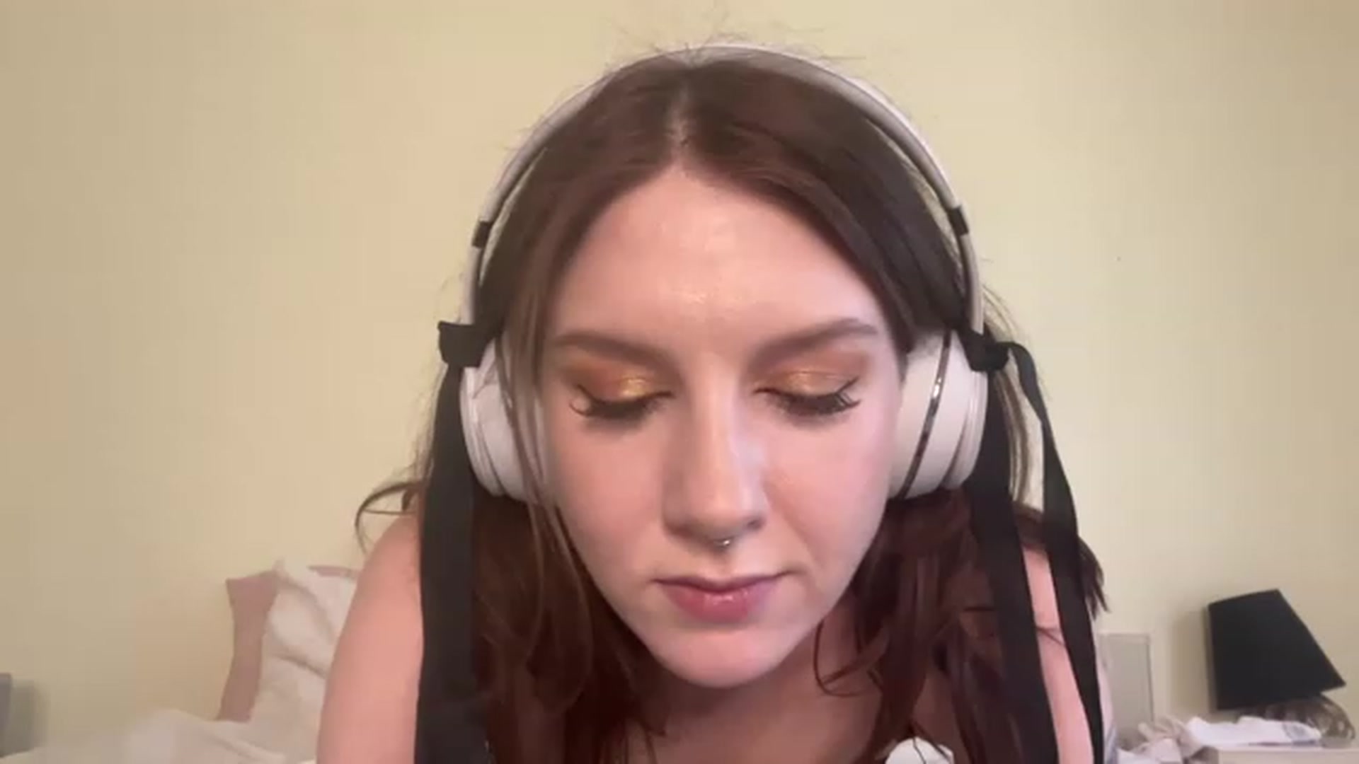 Gallery image thumbnail from Damnitsdesi's myfreecams stream on, 03/27/2023, 18:15 image 3 of 20