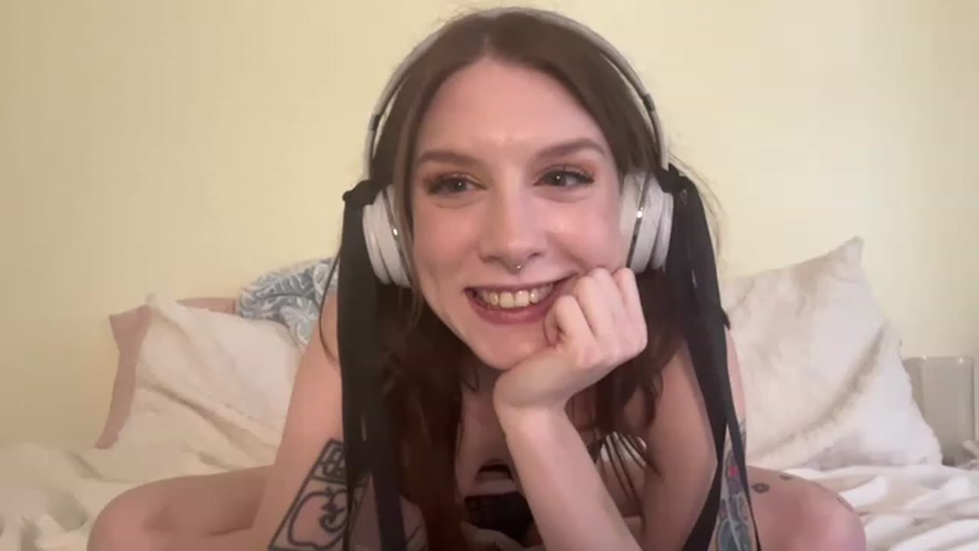 Gallery image thumbnail from Damnitsdesi's myfreecams stream on, 03/27/2023, 18:15 image 13 of 20