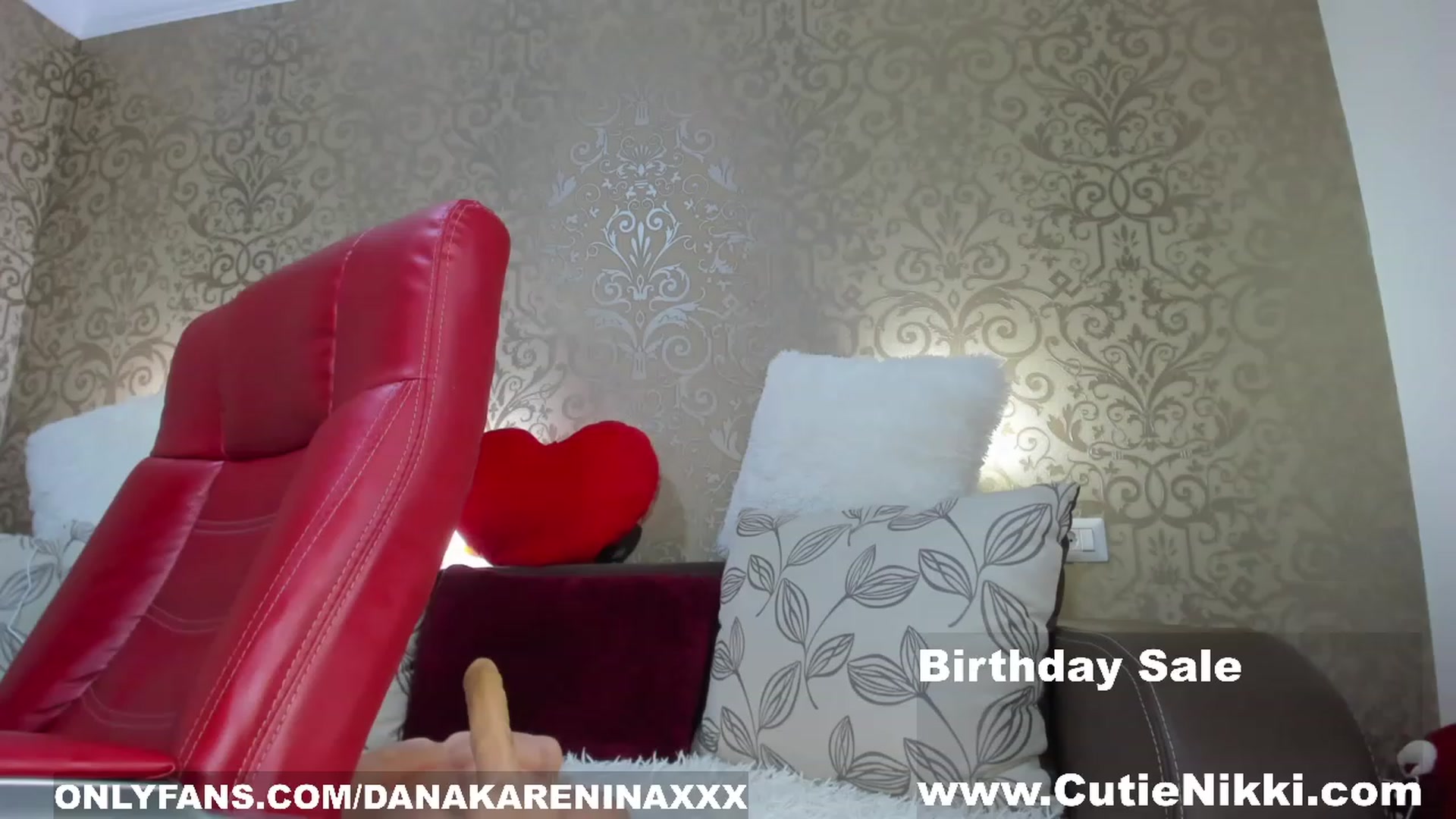 Gallery image thumbnail from DanaKarenina's myfreecams stream on, 12/11/2022, 11:33 image 12 of 20