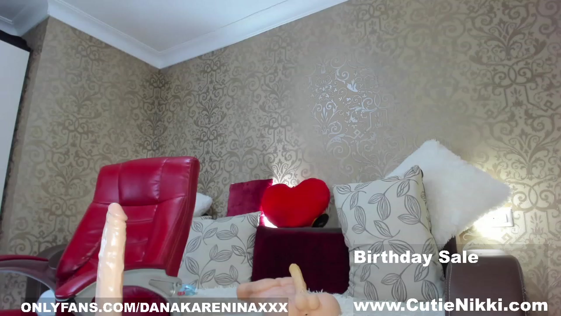 Gallery image thumbnail from DanaKarenina's myfreecams stream on, 12/16/2022, 19:14 image 14 of 20