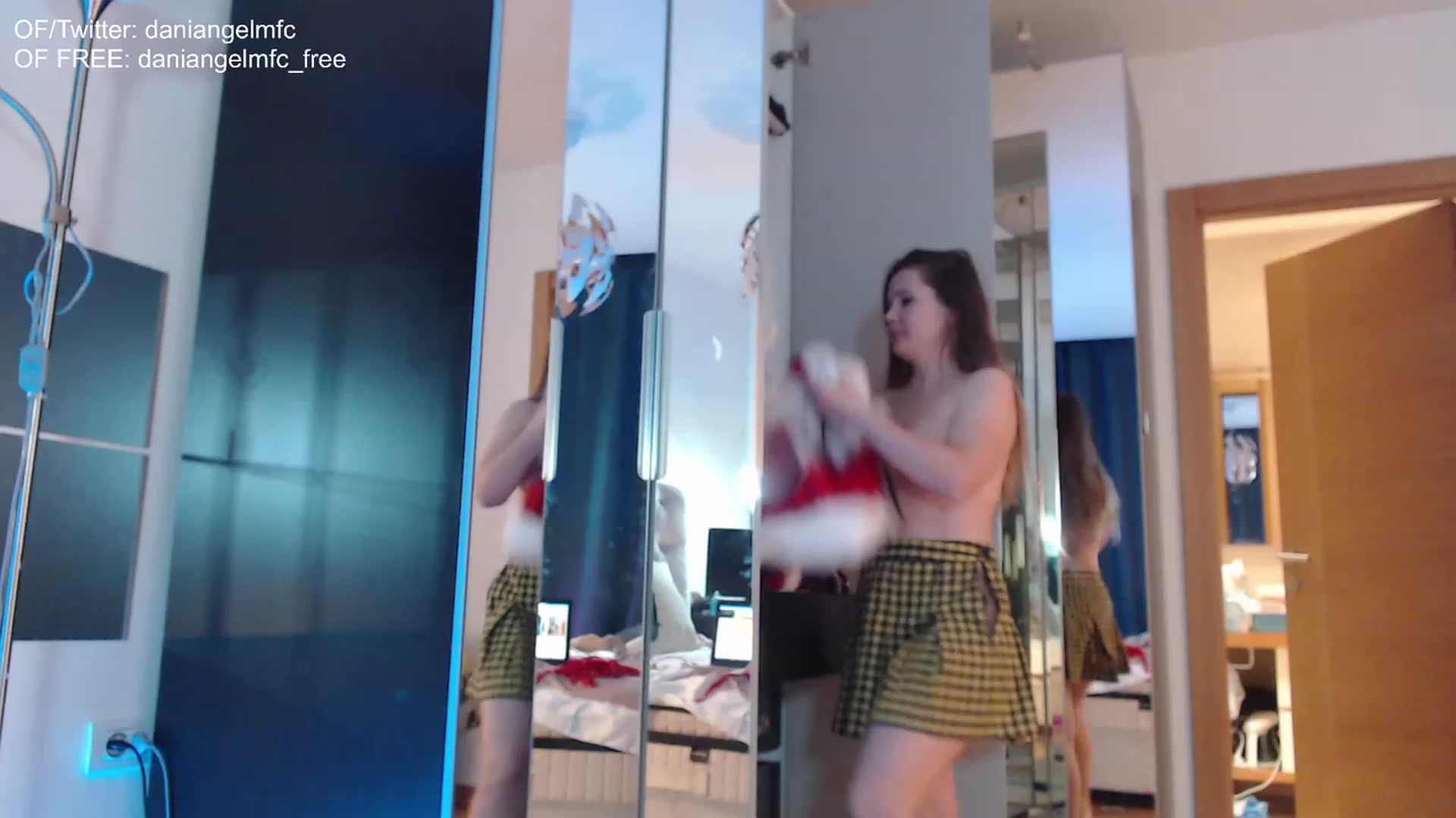 Gallery image thumbnail from DaniAngelMFC's myfreecams stream on, 11/28/2022, 22:49 image 18 of 20