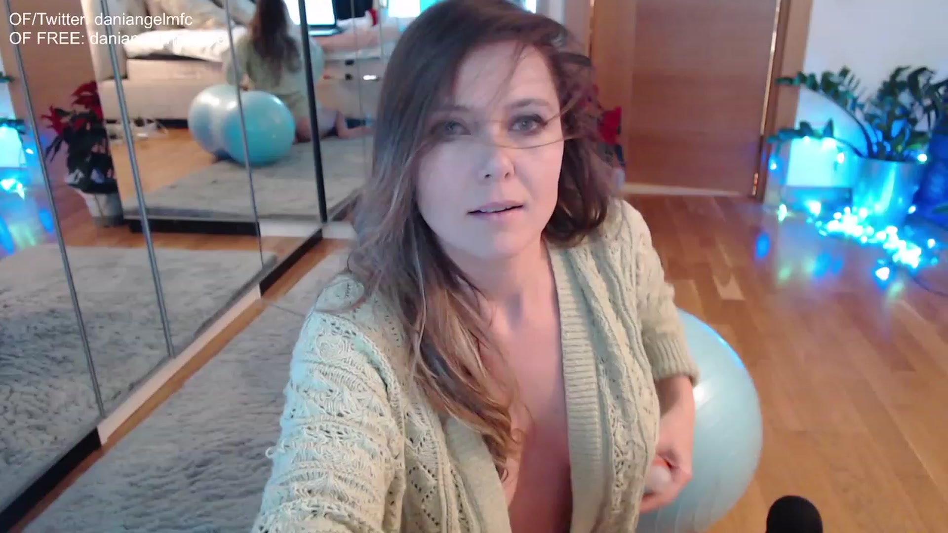 Gallery image thumbnail from DaniAngelMFC's myfreecams stream on, 12/06/2022, 11:17 image 9 of 20