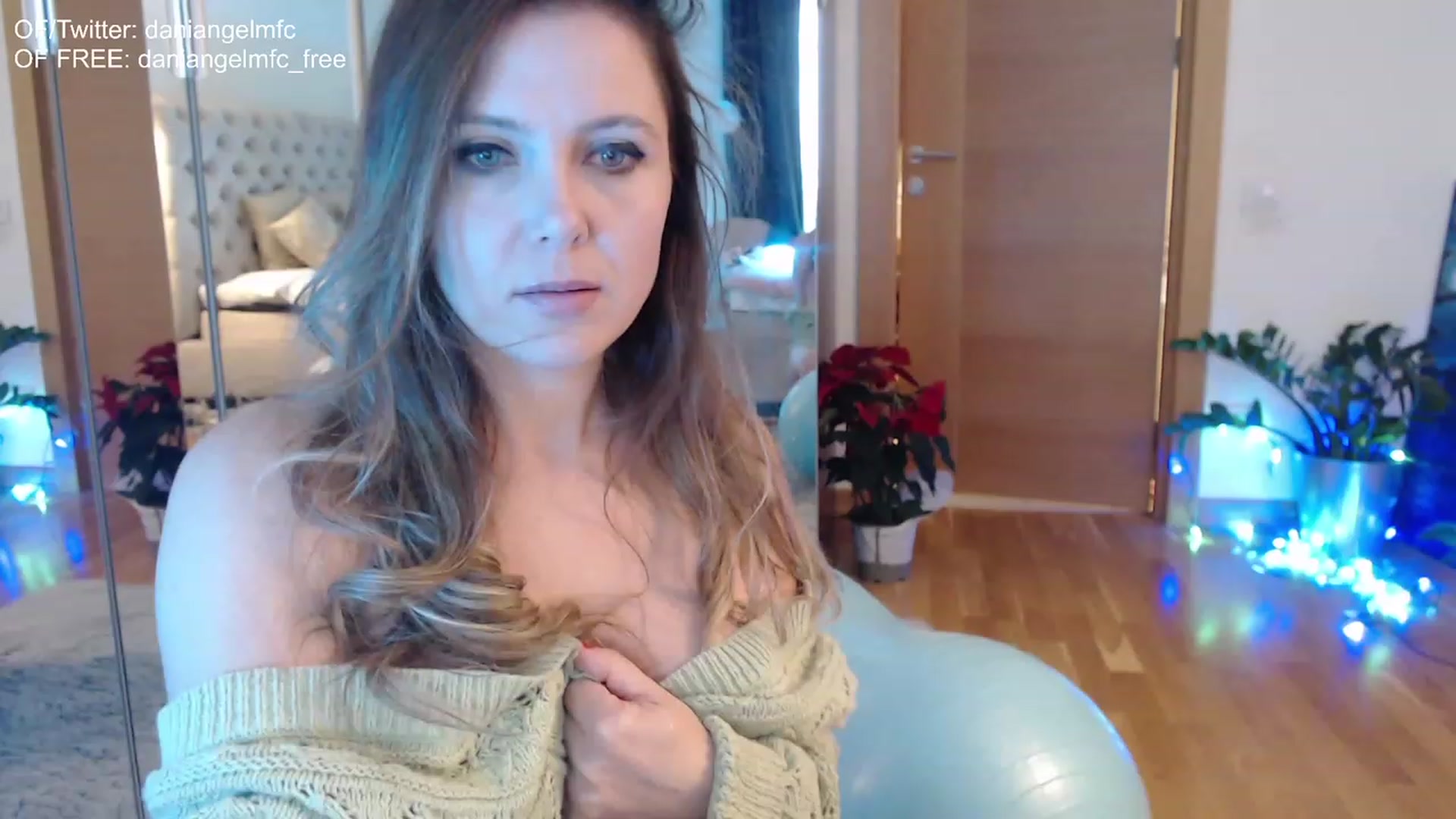 Gallery image thumbnail from DaniAngelMFC's myfreecams stream on, 12/06/2022, 11:17 image 15 of 20