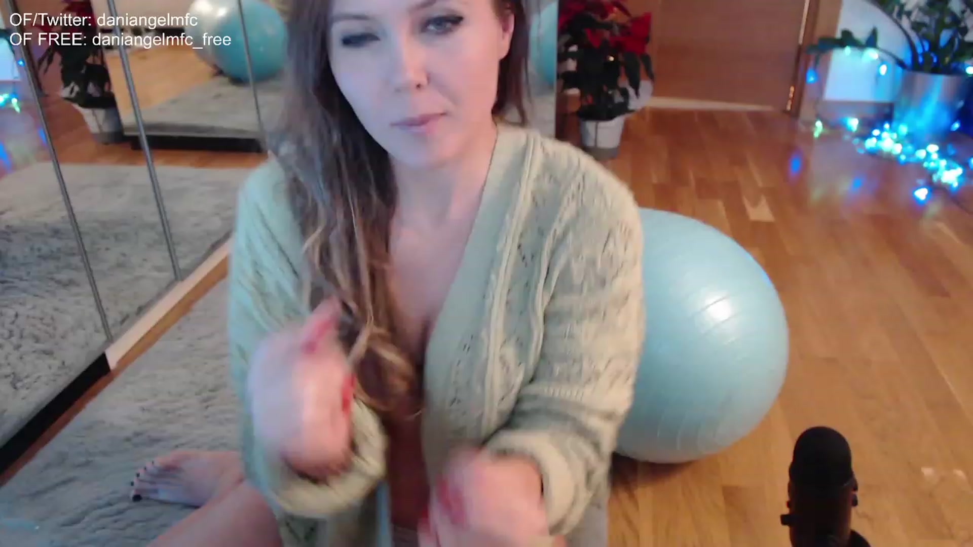Gallery image thumbnail from DaniAngelMFC's myfreecams stream on, 12/06/2022, 11:17 image 11 of 20