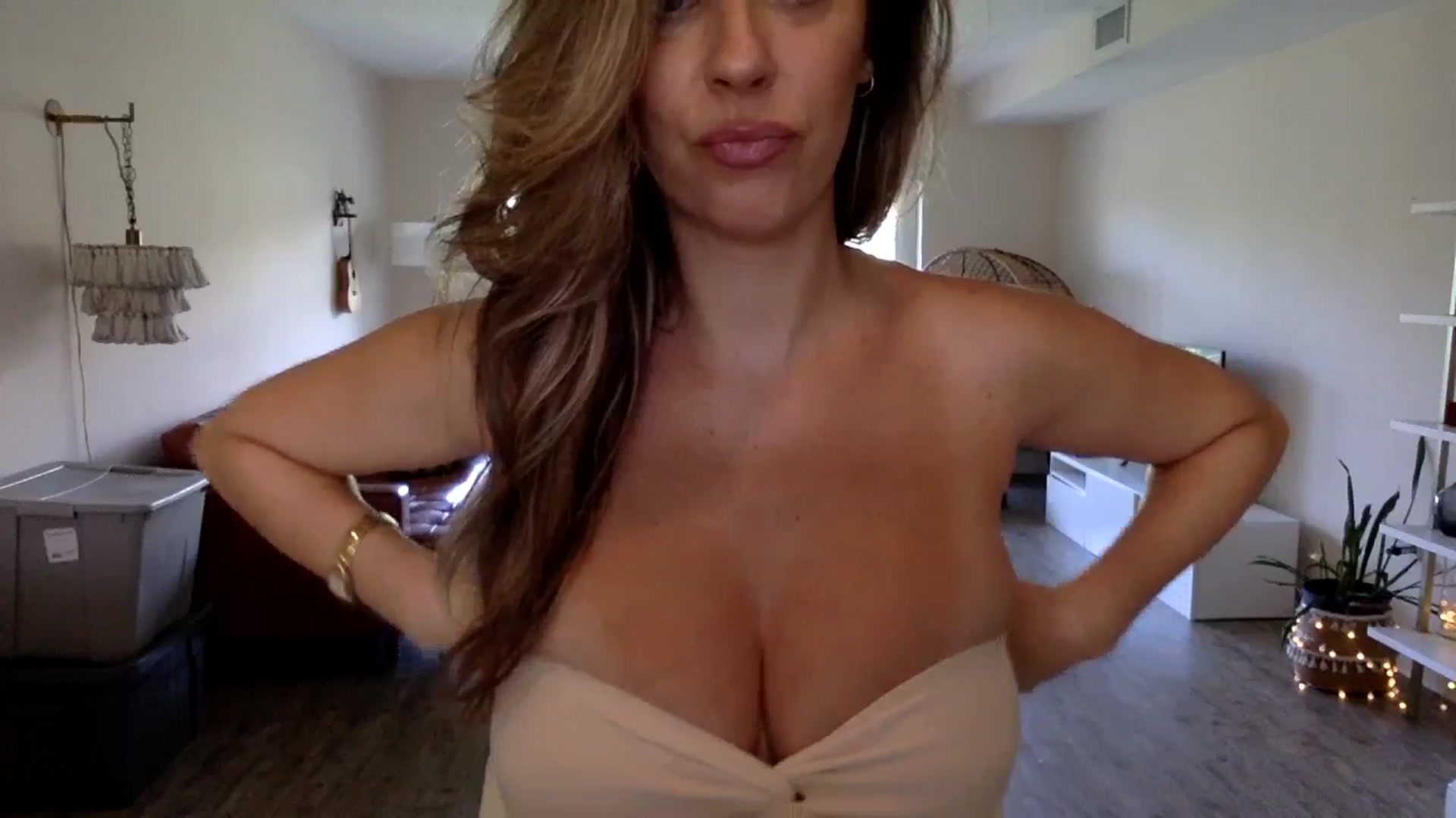 Gallery image thumbnail from DaniSendLuv's myfreecams stream on, 08/01/2024, 19:13 image 4 of 20