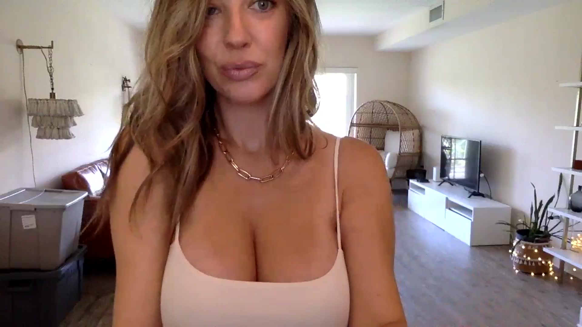 Gallery image thumbnail from DaniSendLuv's myfreecams stream on, 08/02/2024, 17:12 image 5 of 20