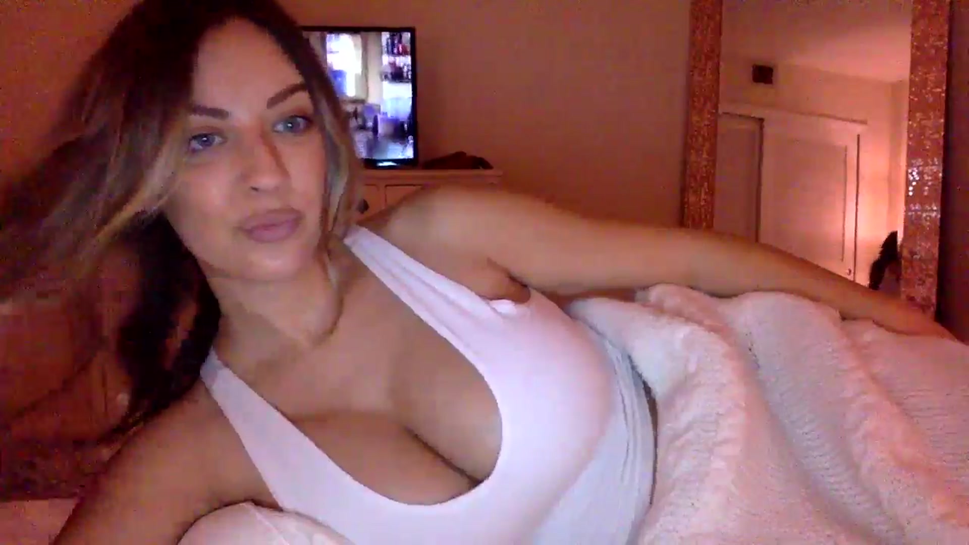 Gallery image thumbnail from DaniSendLuv's myfreecams stream on, 08/24/2024, 05:24 image 17 of 20