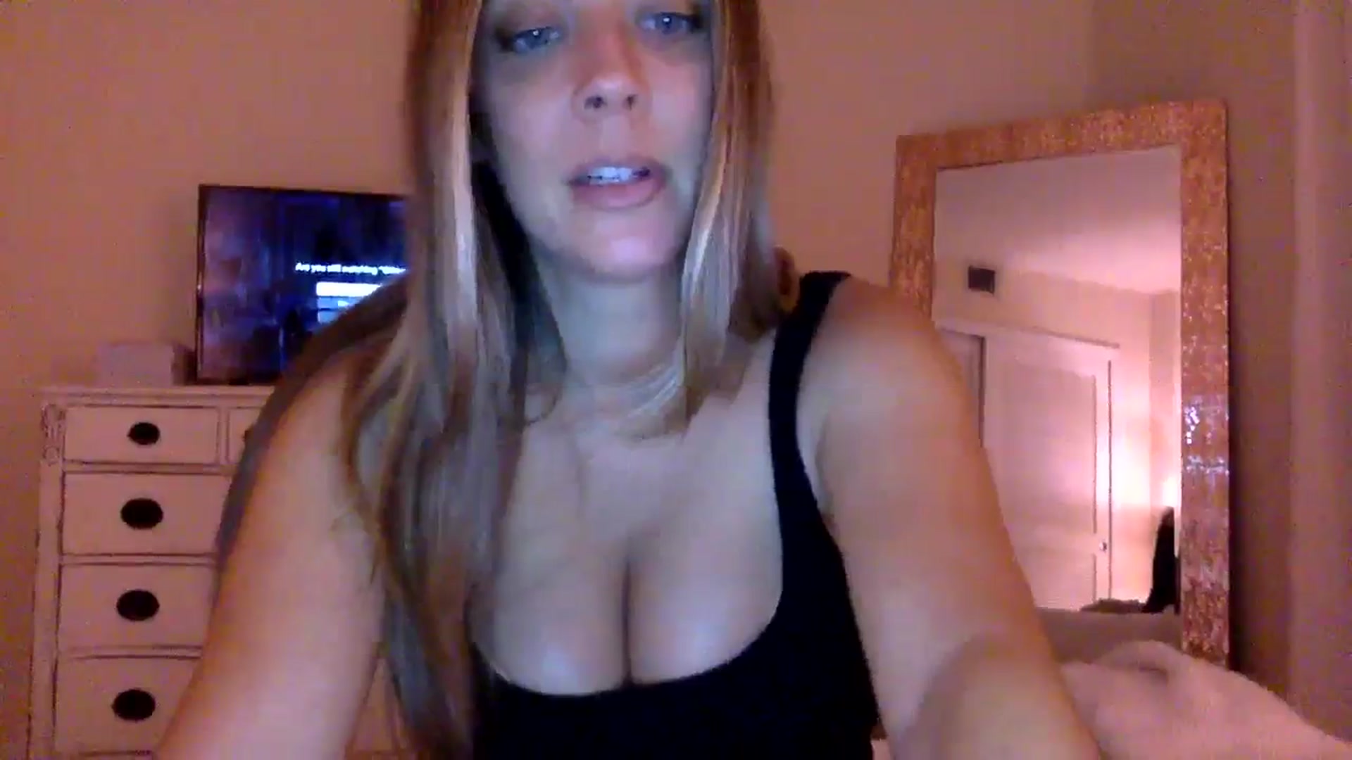 Gallery image thumbnail from DaniSendLuv's myfreecams stream on, 08/29/2024, 02:20 image 17 of 20