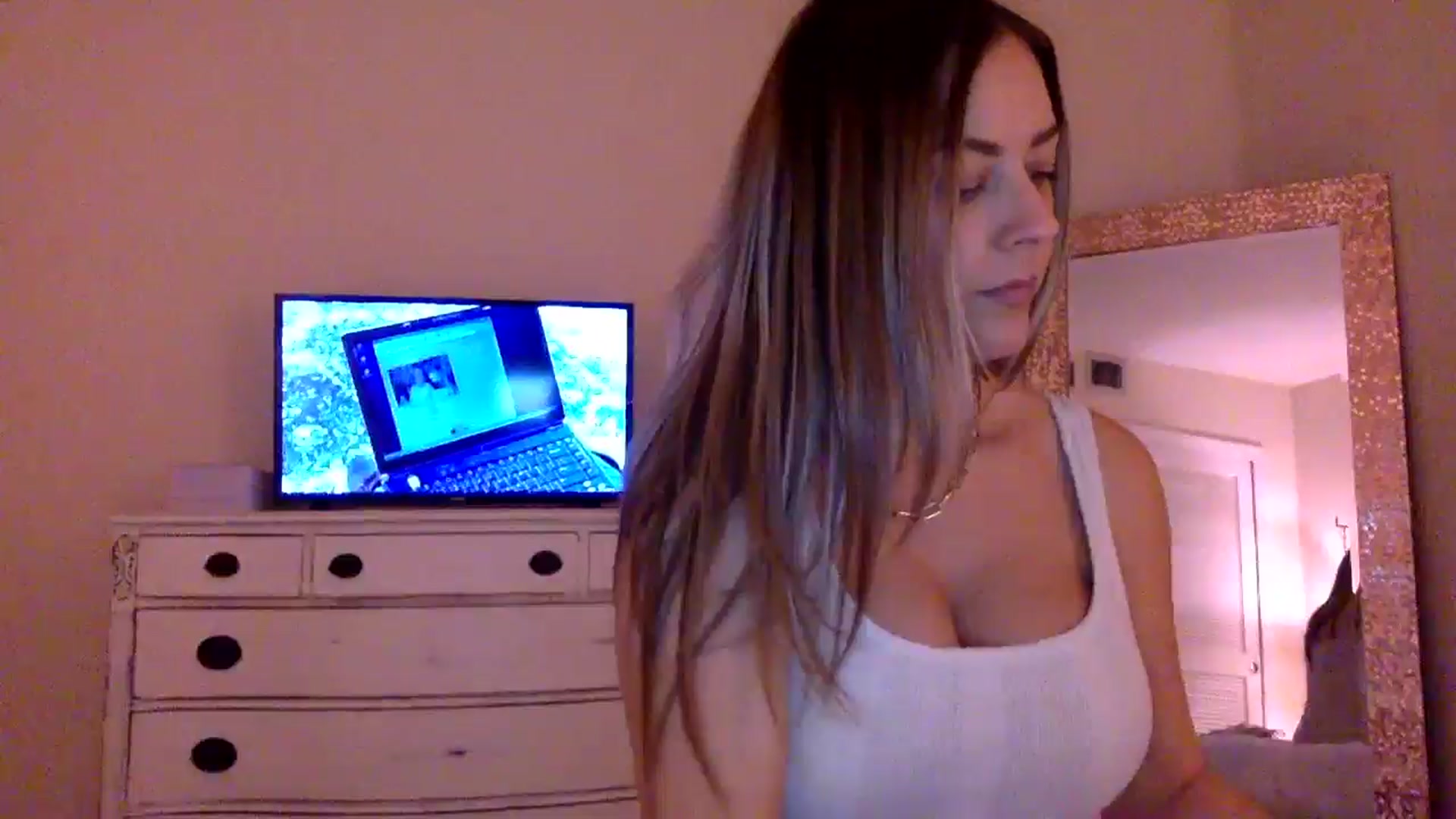 Gallery image thumbnail from DaniSendLuv's myfreecams stream on, 08/30/2024, 03:28 image 4 of 20