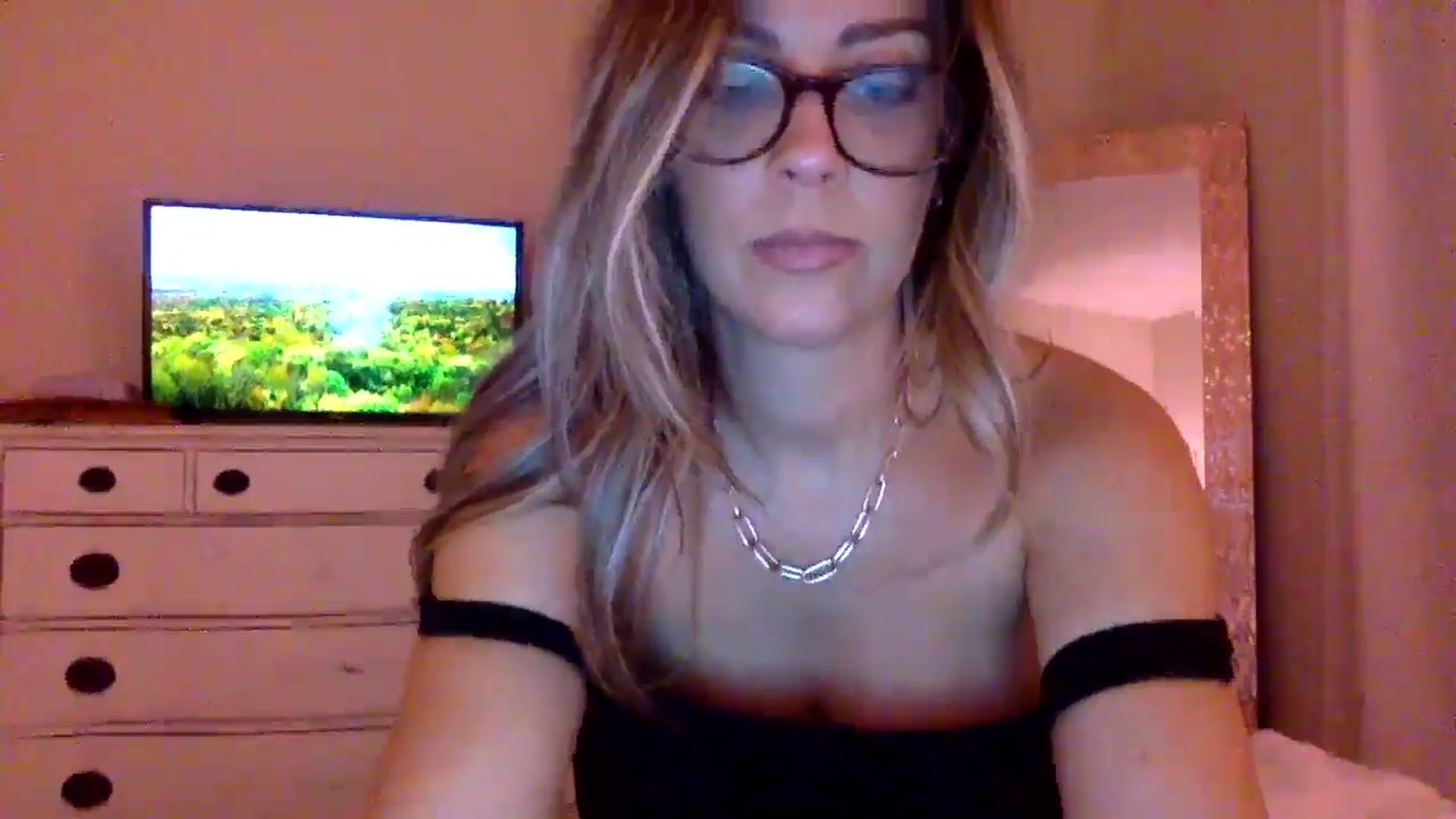 Gallery image thumbnail from DaniSendLuv's myfreecams stream on, 09/07/2024, 02:05 image 19 of 20