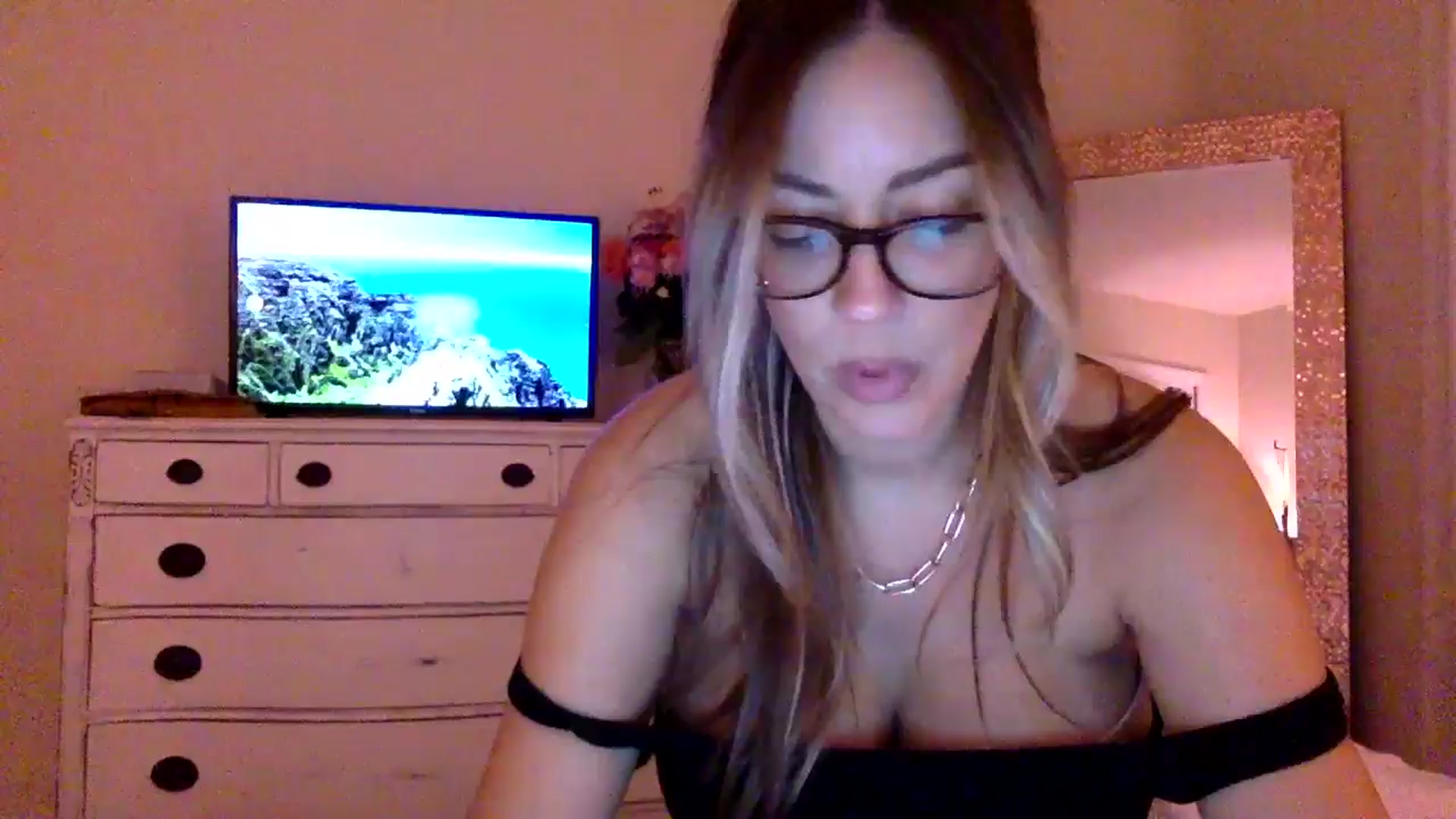 Gallery image thumbnail from DaniSendLuv's myfreecams stream on, 09/07/2024, 04:33 image 10 of 20