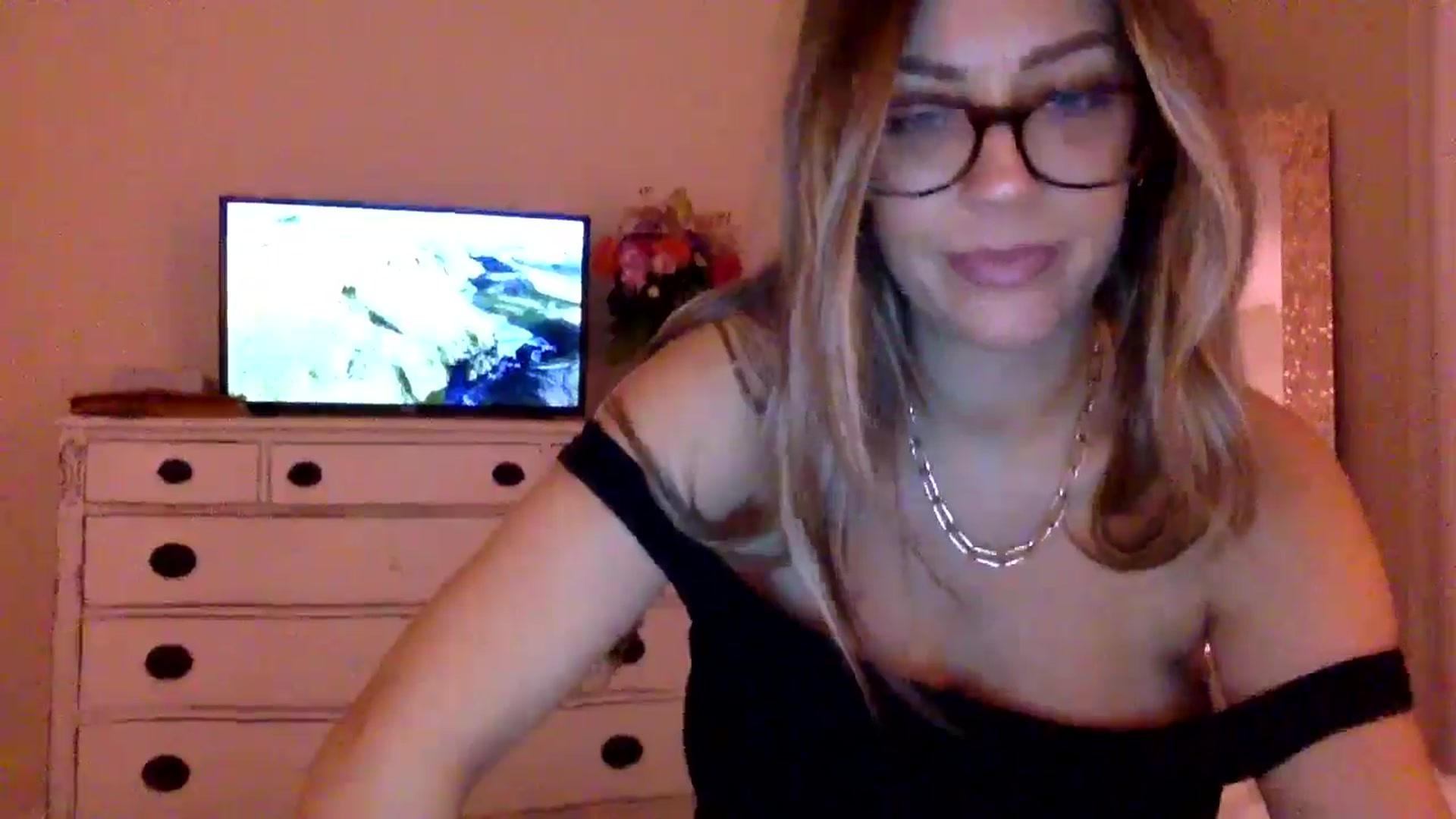 Gallery image thumbnail from DaniSendLuv's myfreecams stream on, 09/07/2024, 04:33 image 6 of 20