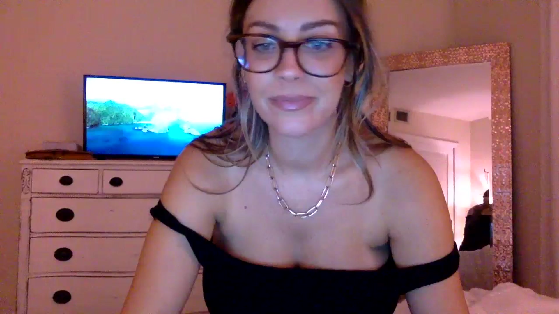 Gallery image thumbnail from DaniSendLuv's myfreecams stream on, 09/07/2024, 04:33 image 8 of 20