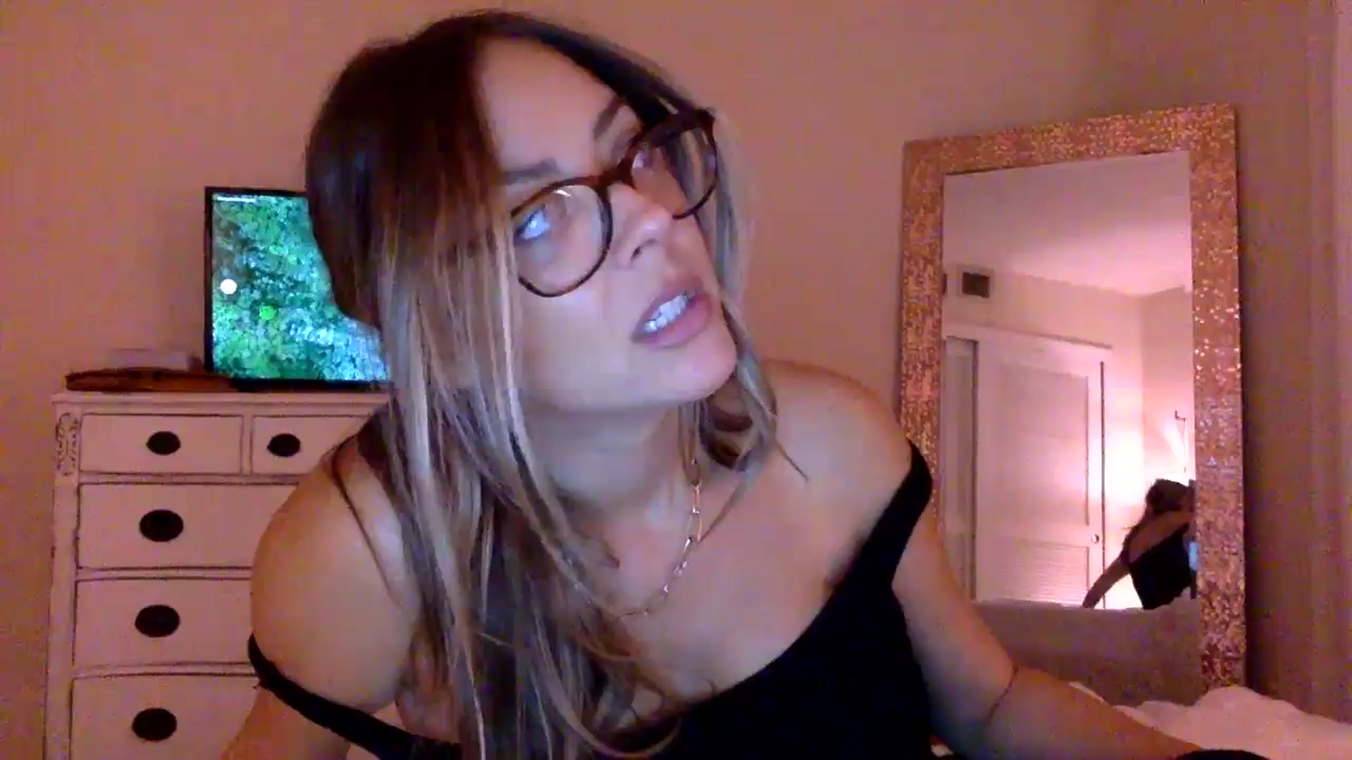 Gallery image thumbnail from DaniSendLuv's myfreecams stream on, 09/07/2024, 04:33 image 12 of 20