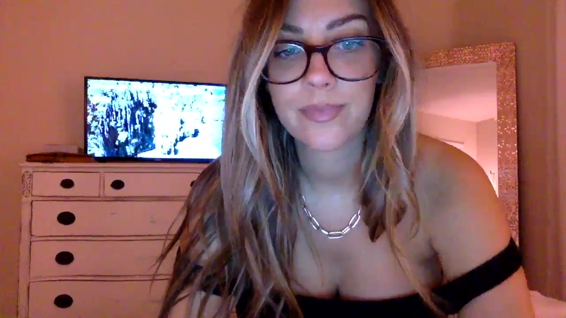 Gallery image thumbnail from DaniSendLuv's myfreecams stream on, 09/07/2024, 04:33 image 7 of 20