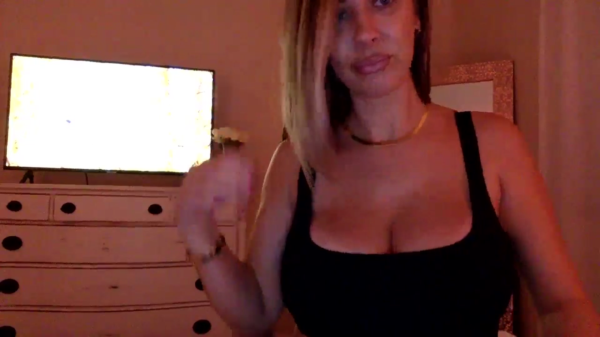 Gallery image thumbnail from DaniSendLuv's myfreecams stream on, 10/04/2024, 01:09 image 4 of 20