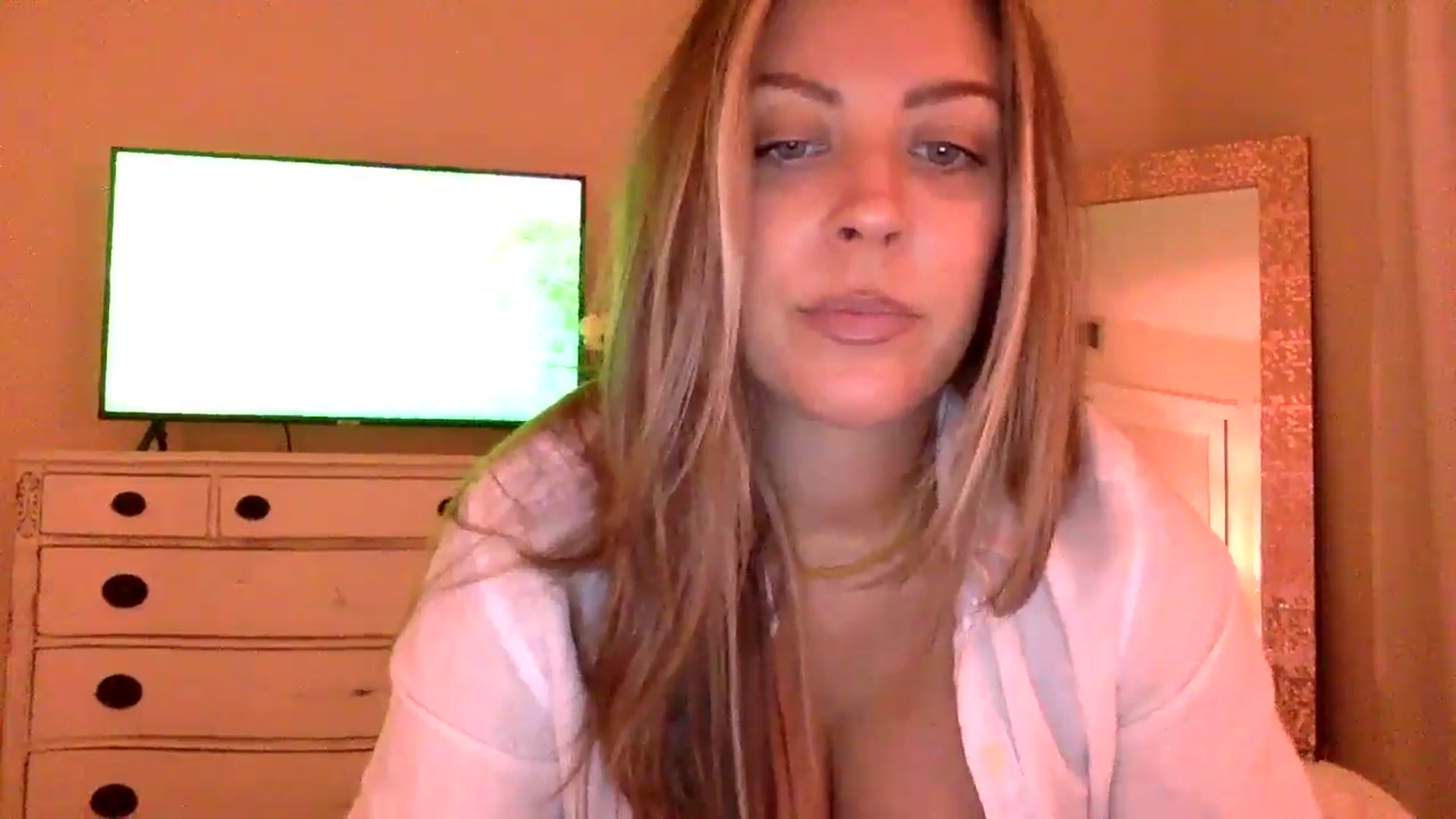 Gallery image thumbnail from DaniSendLuv's myfreecams stream on, 10/08/2024, 24:53 image 5 of 20
