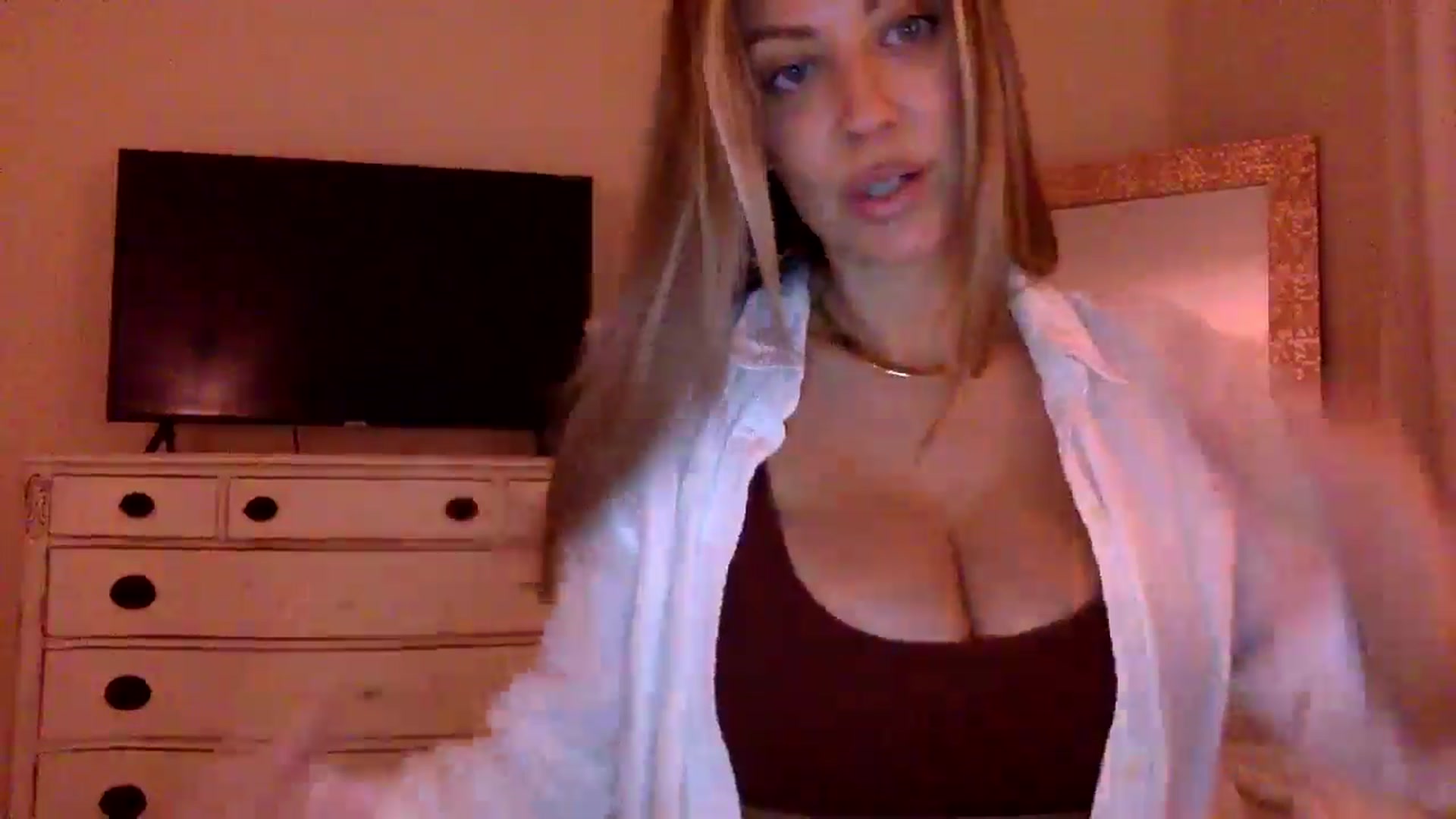 Gallery image thumbnail from DaniSendLuv's myfreecams stream on, 10/08/2024, 24:53 image 6 of 20