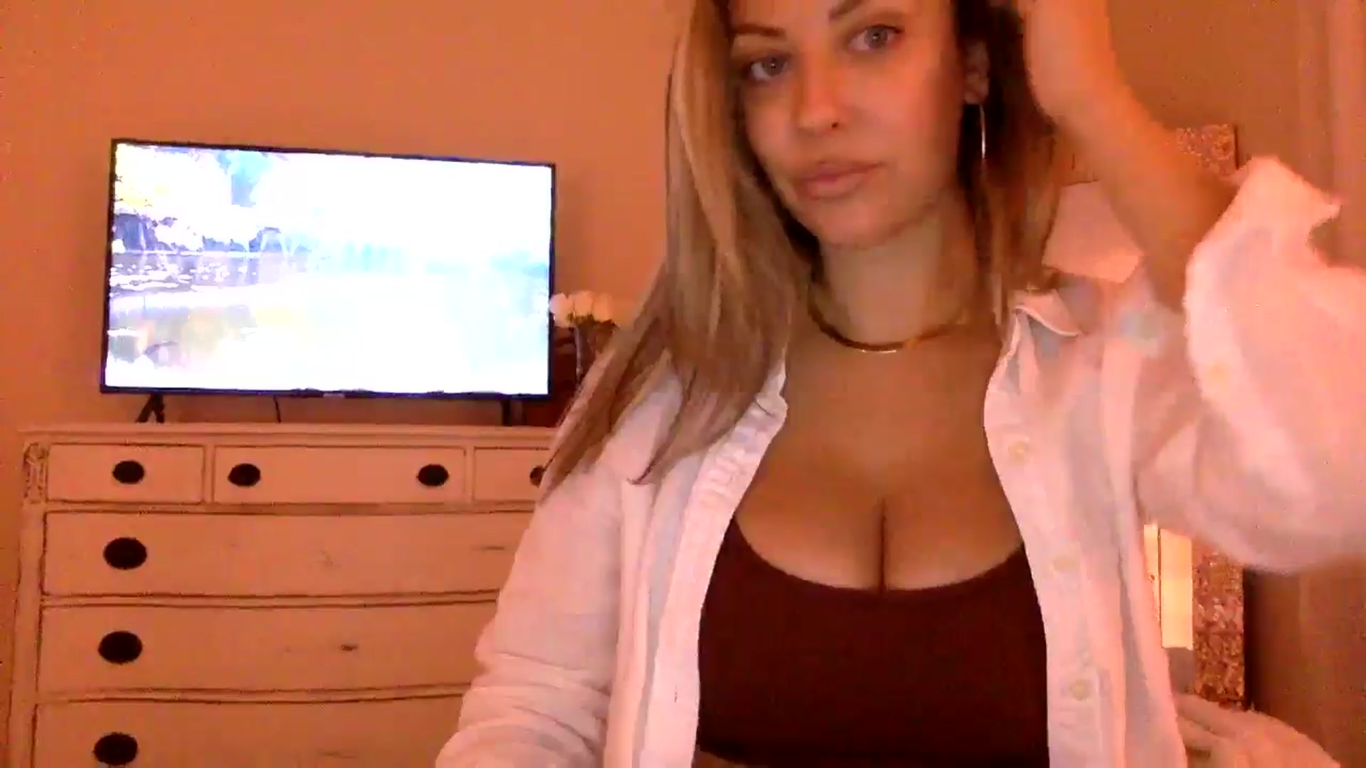 Gallery image thumbnail from DaniSendLuv's myfreecams stream on, 10/08/2024, 24:53 image 7 of 20