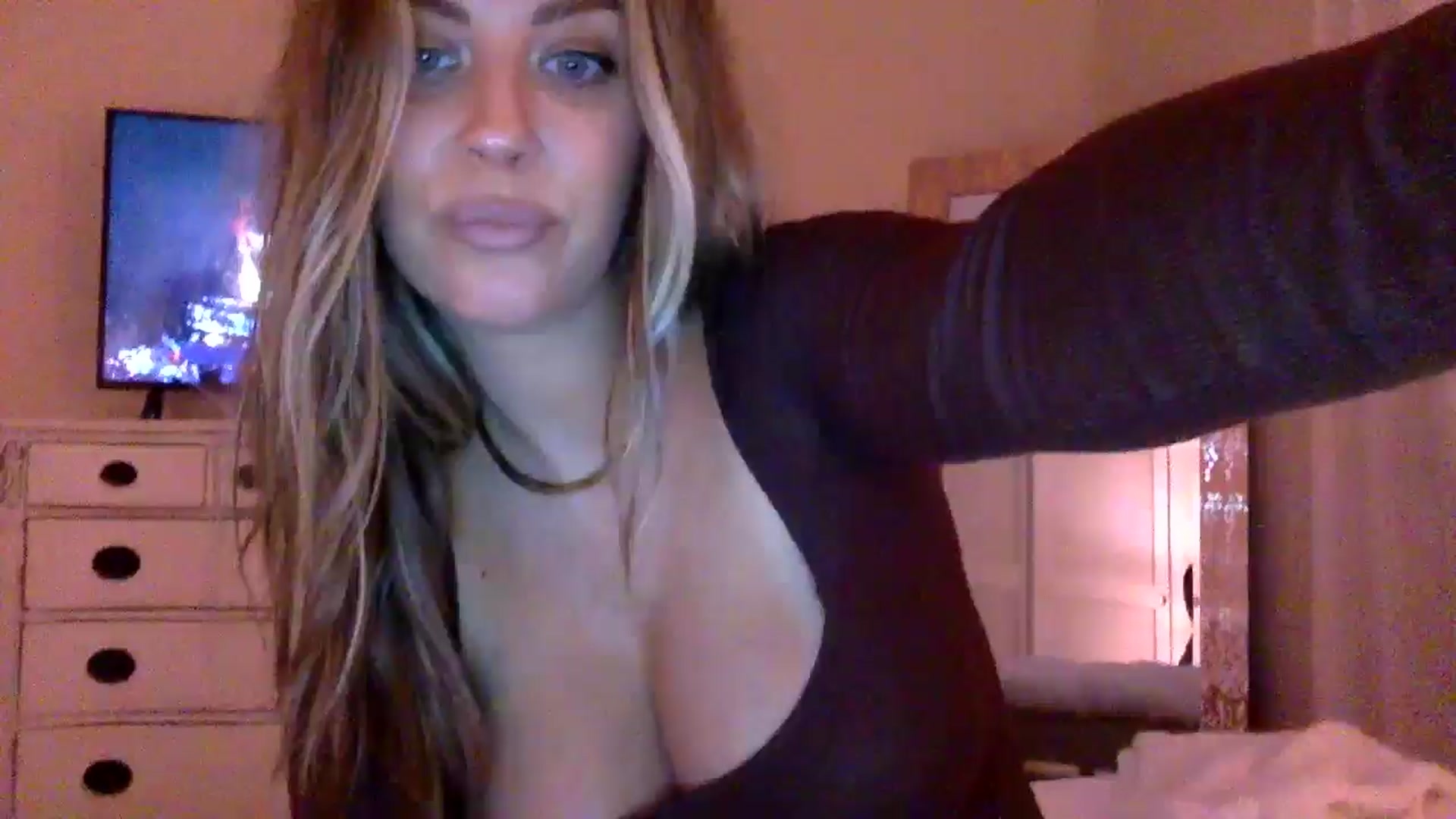 Gallery image thumbnail from DaniSendLuv's myfreecams stream on, 11/06/2024, 01:43 image 1 of 20
