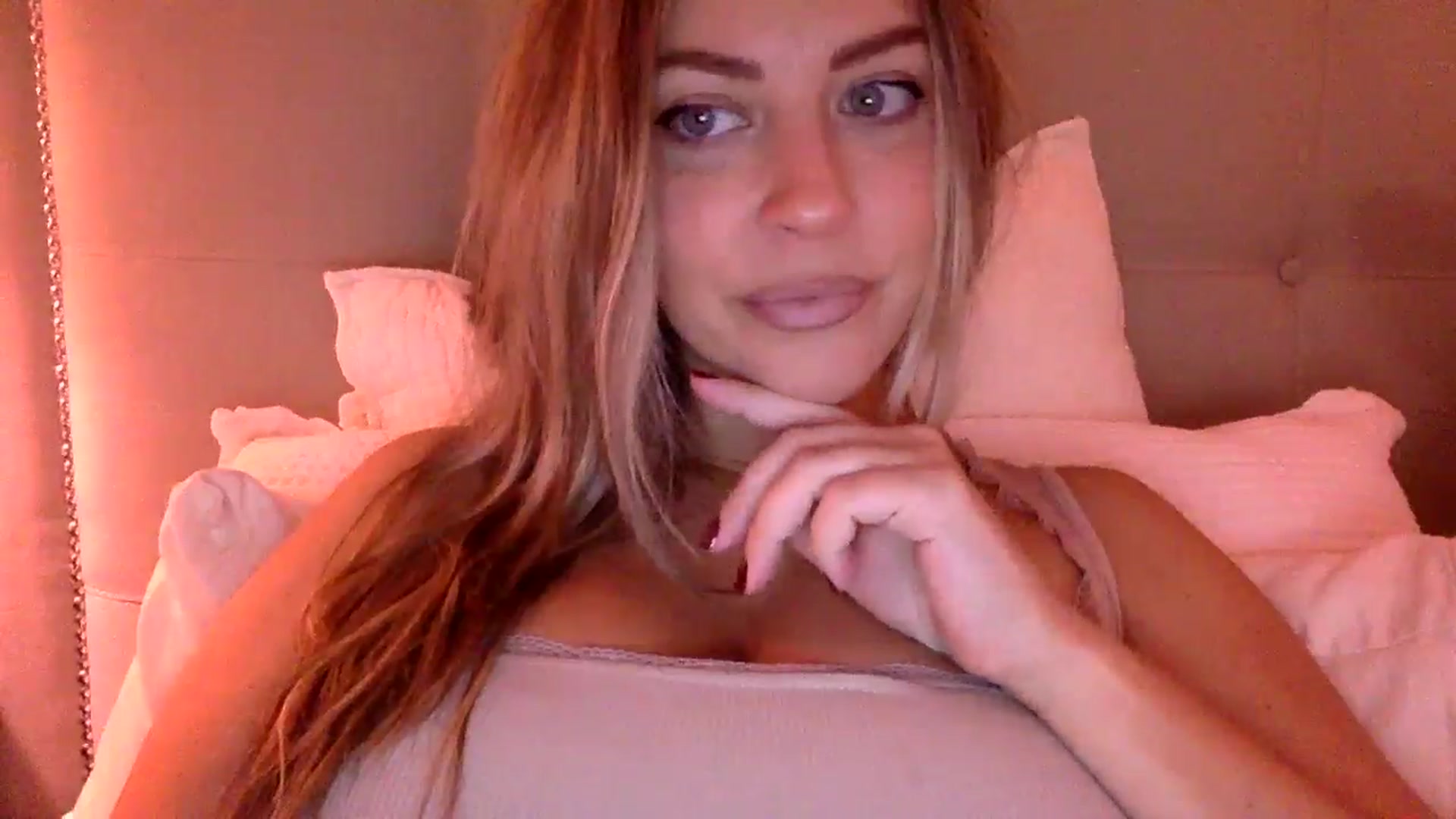 Gallery image thumbnail from DaniSendLuv's myfreecams stream on, 11/24/2024, 02:01 image 18 of 20