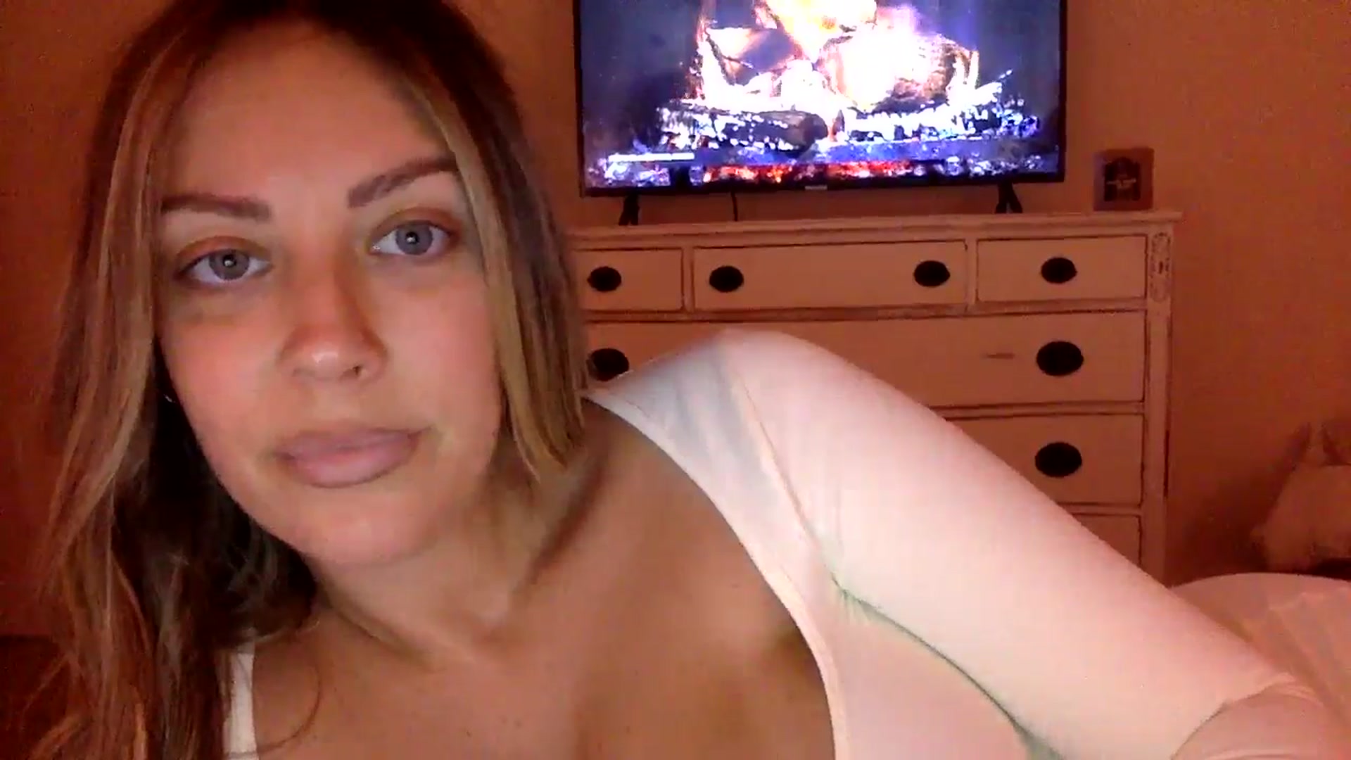 Gallery image thumbnail from DaniSendLuv's myfreecams stream on, 11/26/2024, 01:27 image 19 of 20