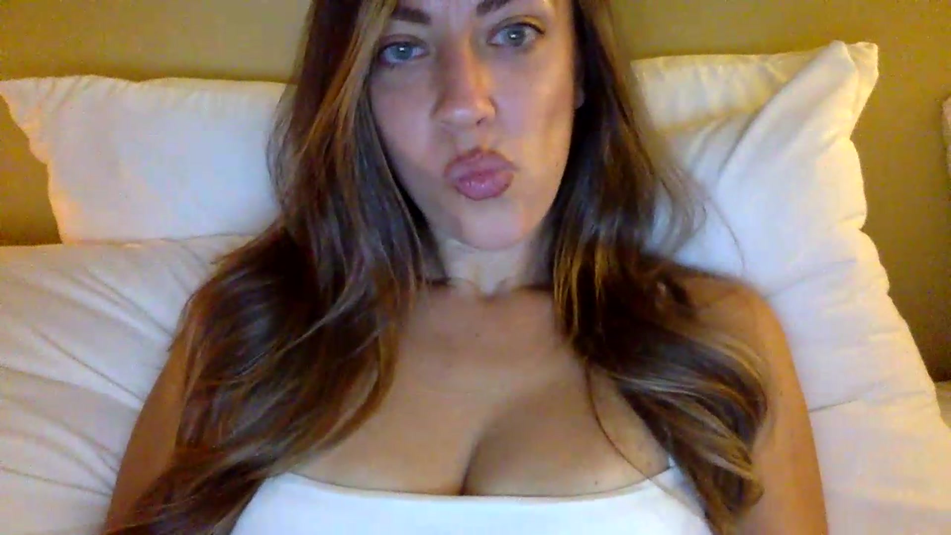 Gallery image thumbnail from DaniSendLuv's myfreecams stream on, 09/08/2026, 03:43 image 8 of 20