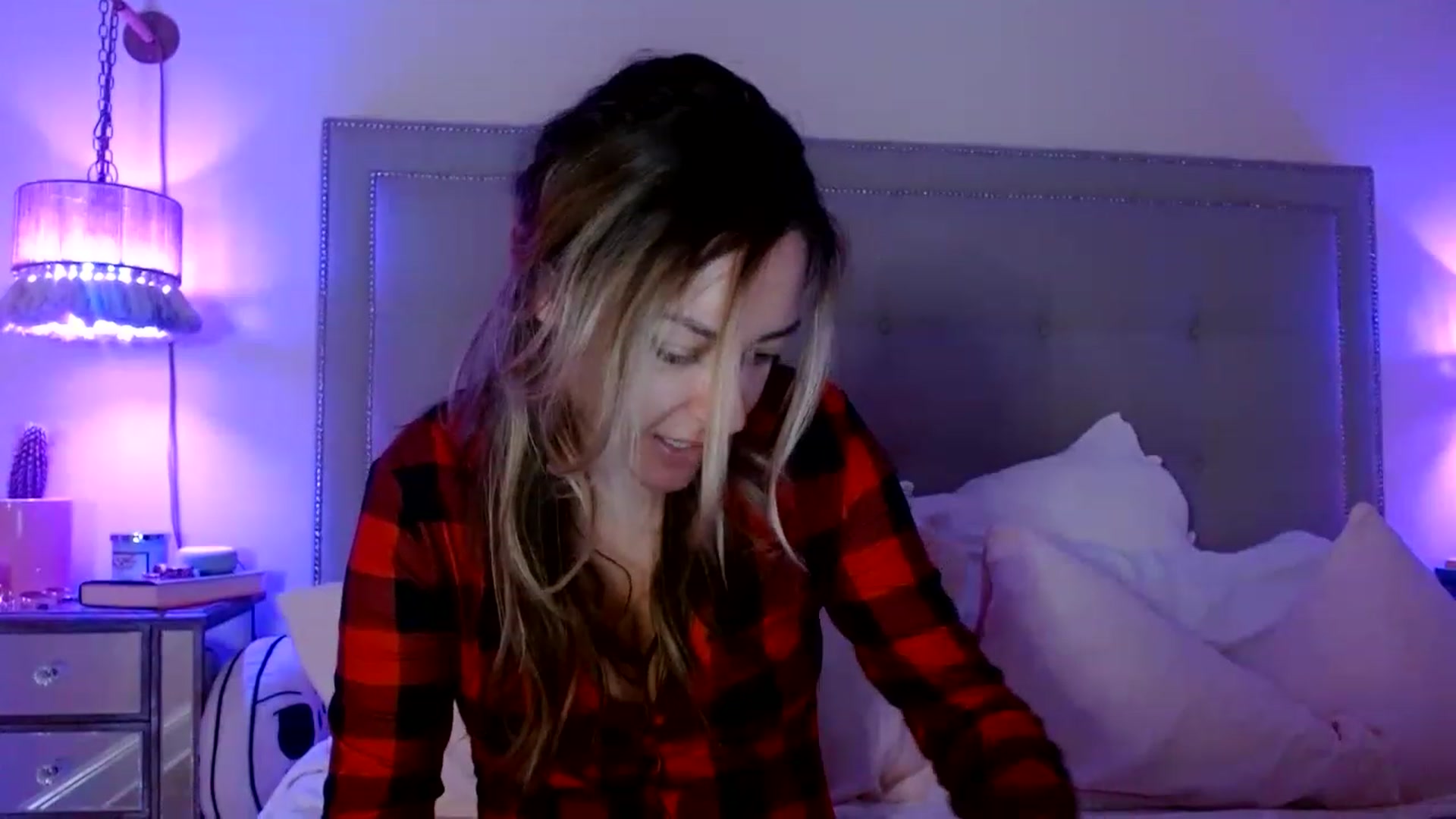 Gallery image thumbnail from DaniSendNudes's myfreecams stream on, 12/19/2022, 03:46 image 13 of 20