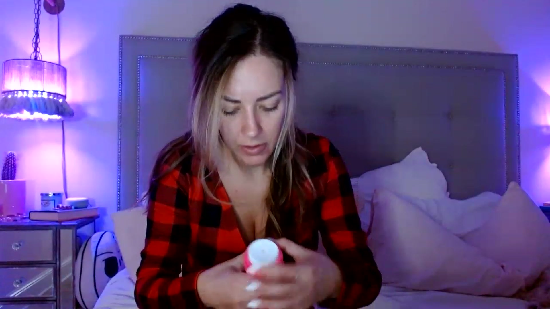 Gallery image thumbnail from DaniSendNudes's myfreecams stream on, 12/19/2022, 03:46 image 4 of 20
